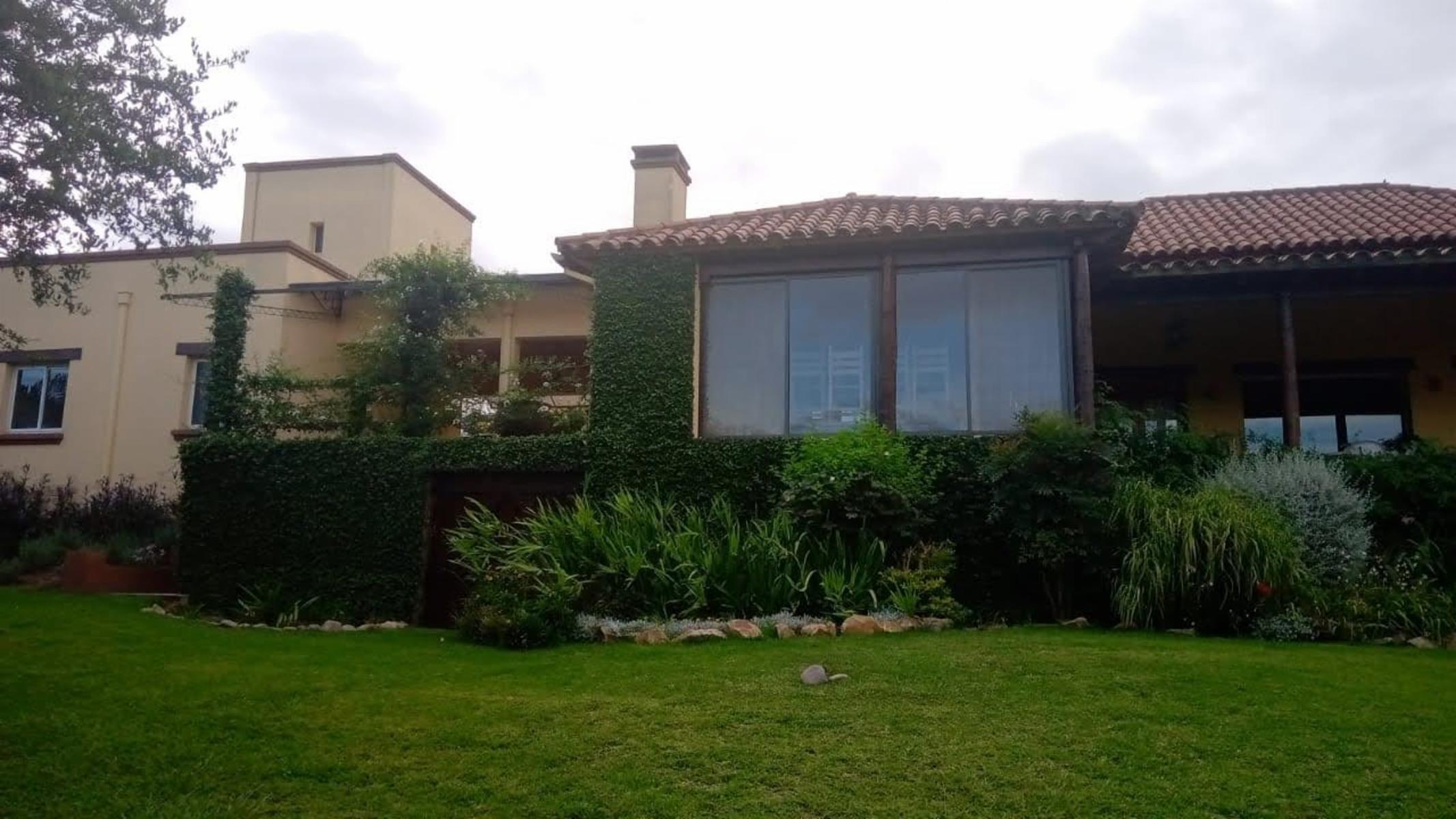 EXCELENTE PROPIEDAD EN BARRIO LA LUCINDA — foto 4