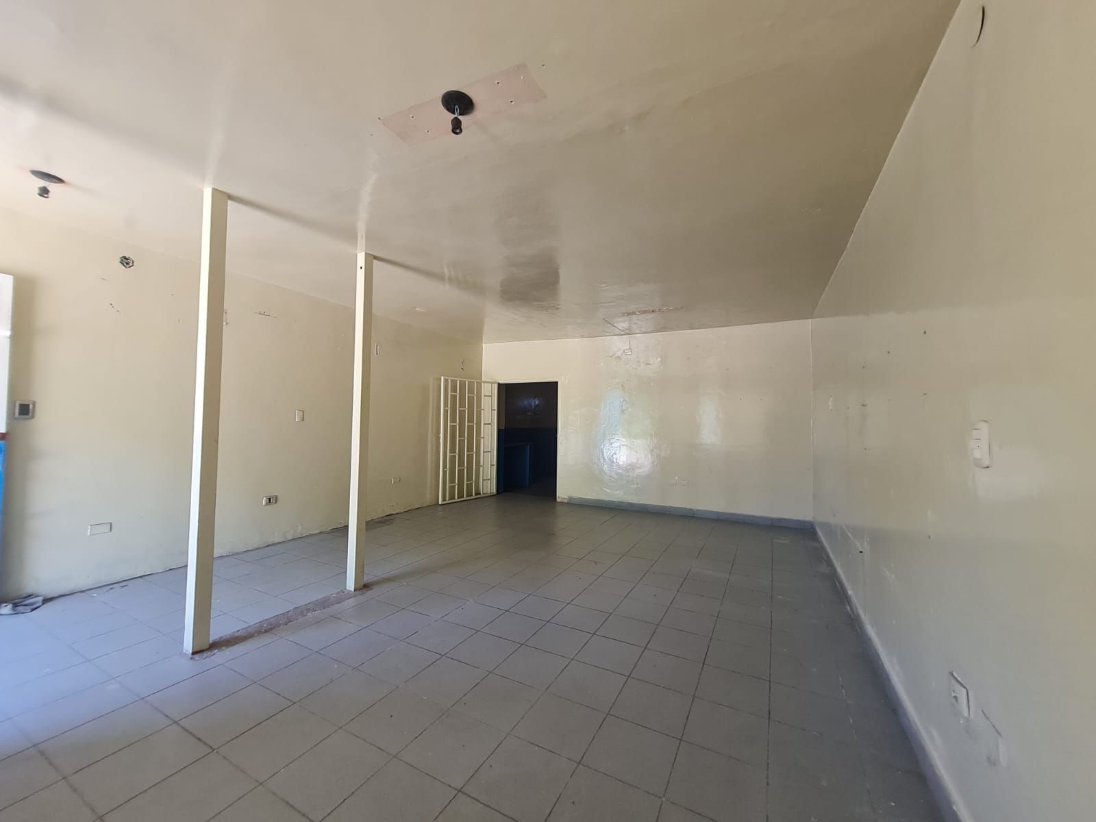 LOCAL COMERCIAL - AV. GOB CAMPO 916 - 4
