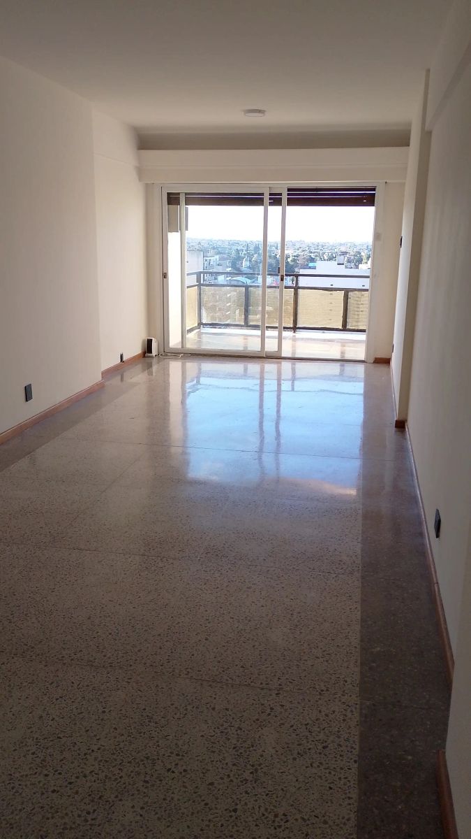 Dpto. 4 amb. c/cochera en Ramos Centro