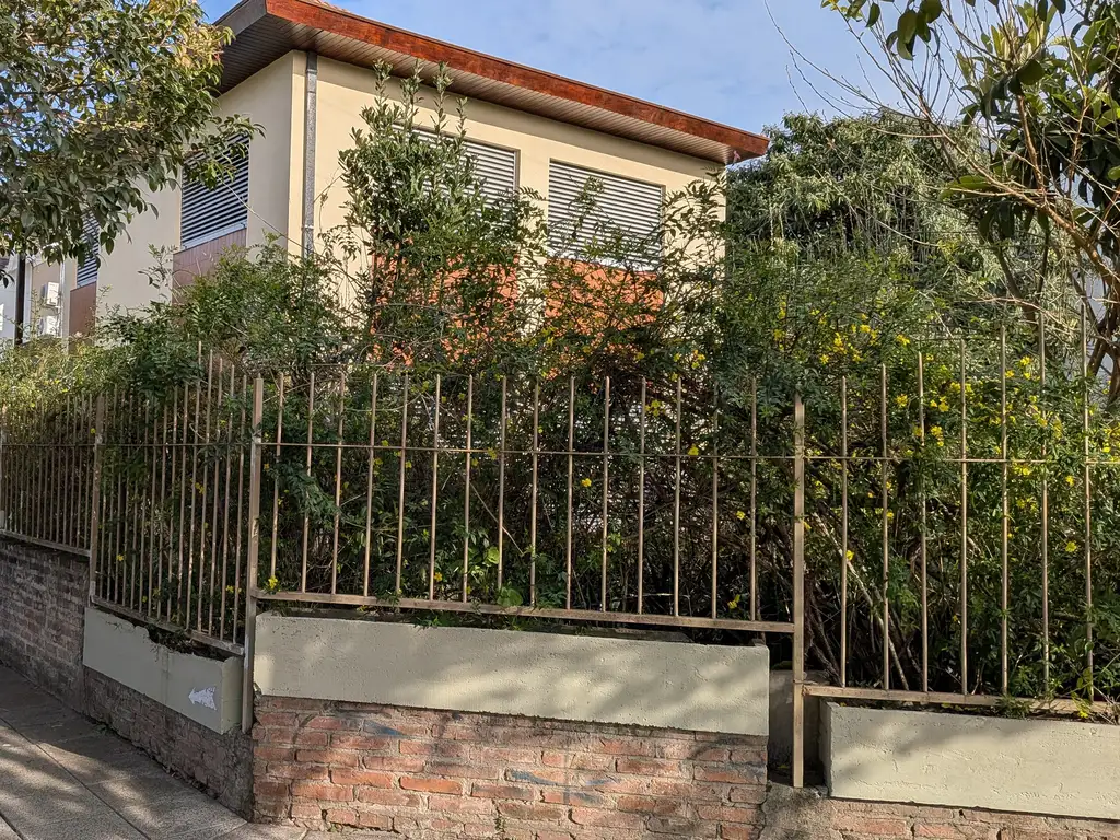 Casa 4 Amb. en dos plantas s/lote 236 M2. - 1