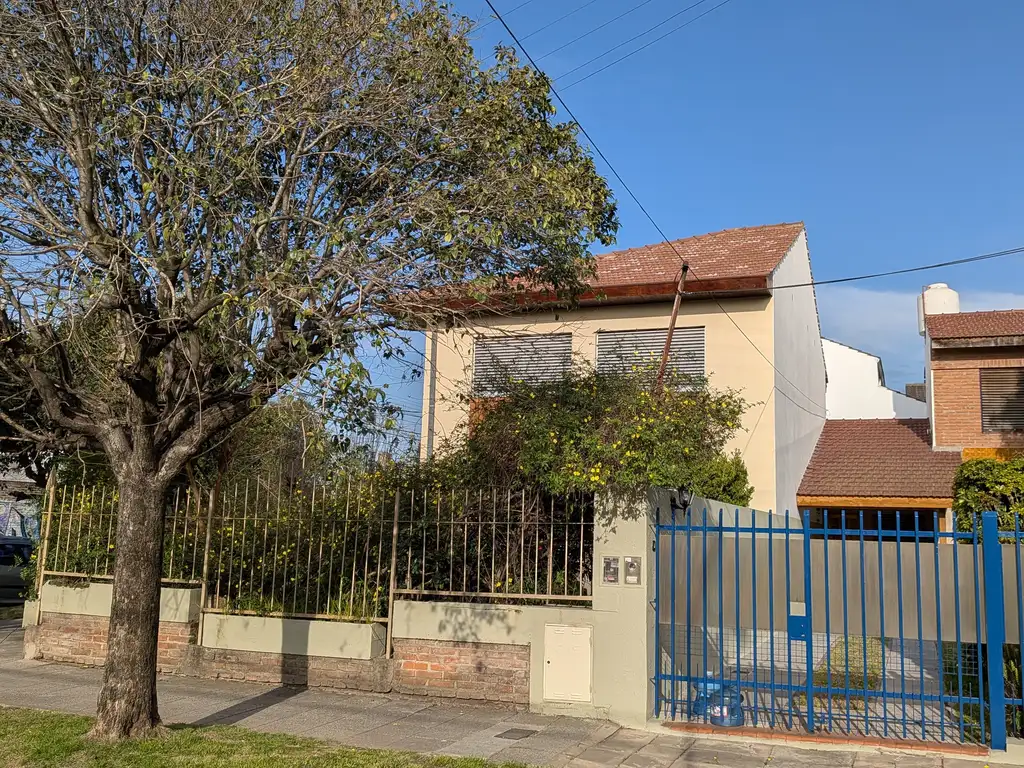 Casa 4 Amb. en dos plantas s/lote 236 M2. - 2