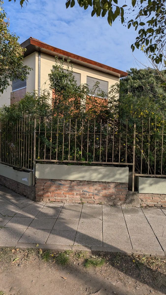 Casa 4 Amb. en dos plantas s/lote 236 M2. - 30