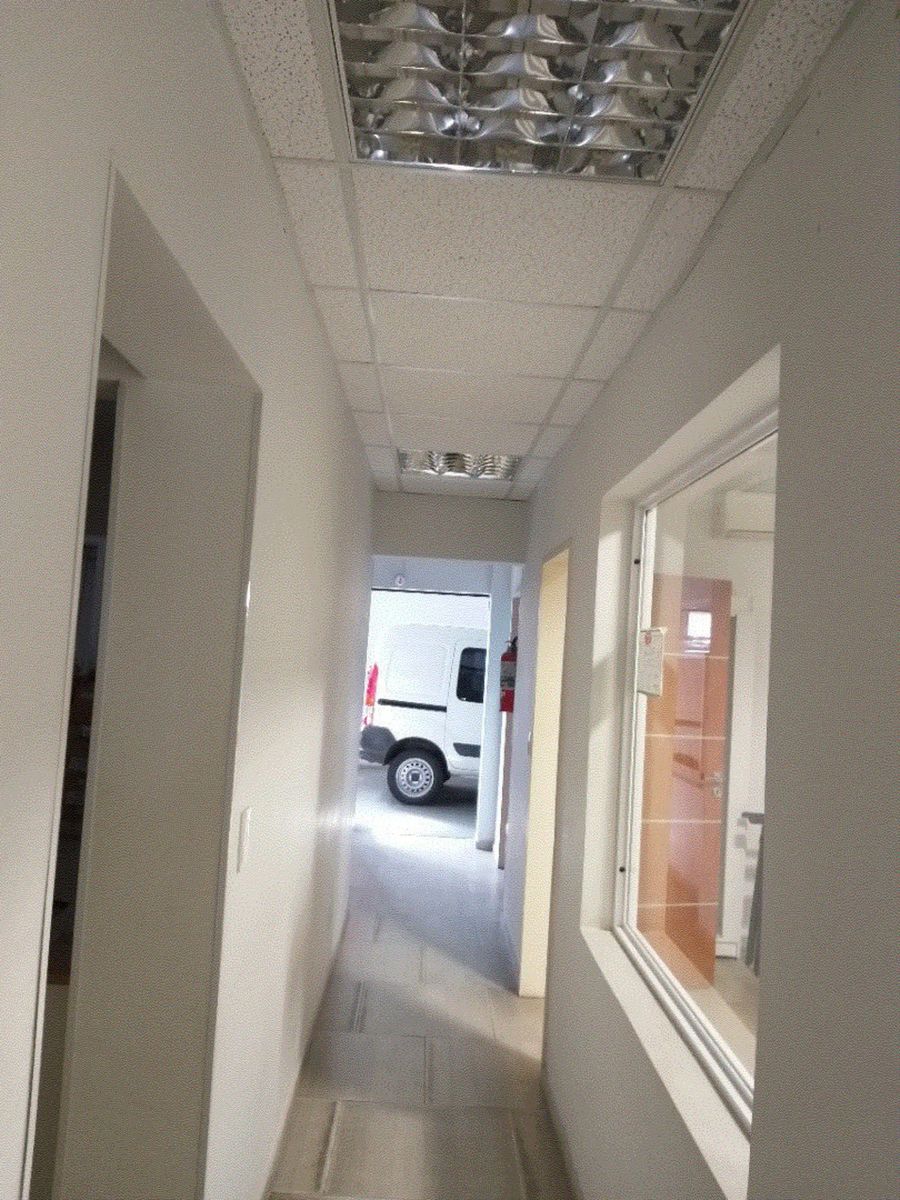 Impecable esquina c/Oficinas y Amplio Depósito - 8