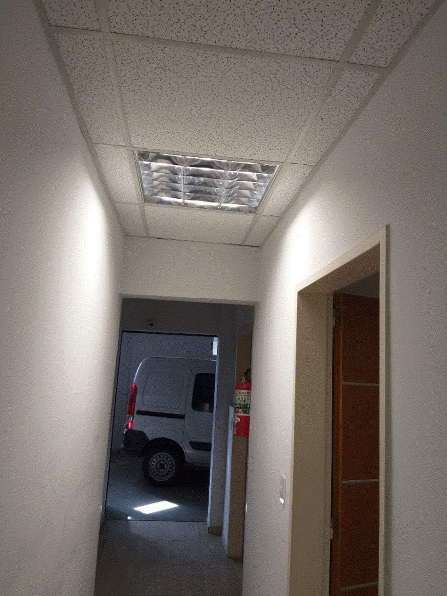 Impecable esquina c/Oficinas y Amplio Depósito - 10