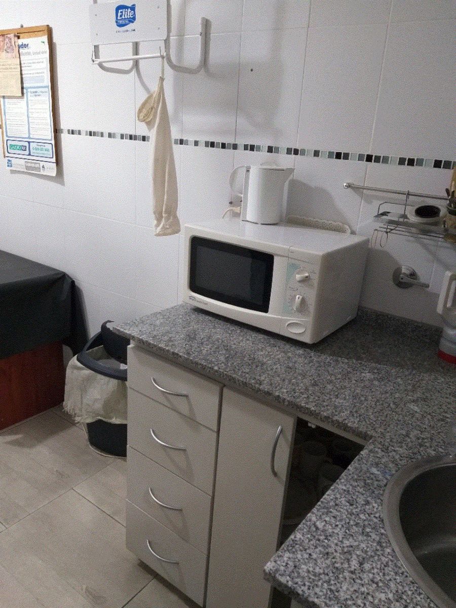Impecable esquina c/Oficinas y Amplio Depósito - 13