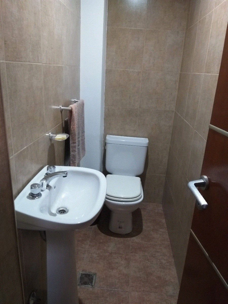 Impecable esquina c/Oficinas y Amplio Depósito - 18