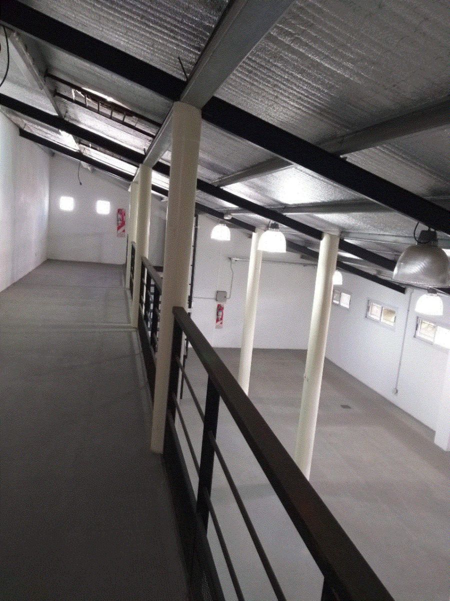 Impecable esquina c/Oficinas y Amplio Depósito - 21