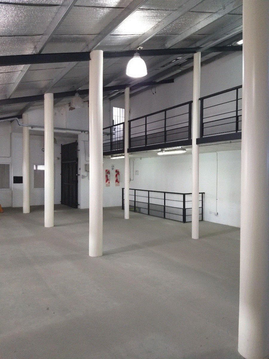 Impecable esquina c/Oficinas y Amplio Depósito - 22