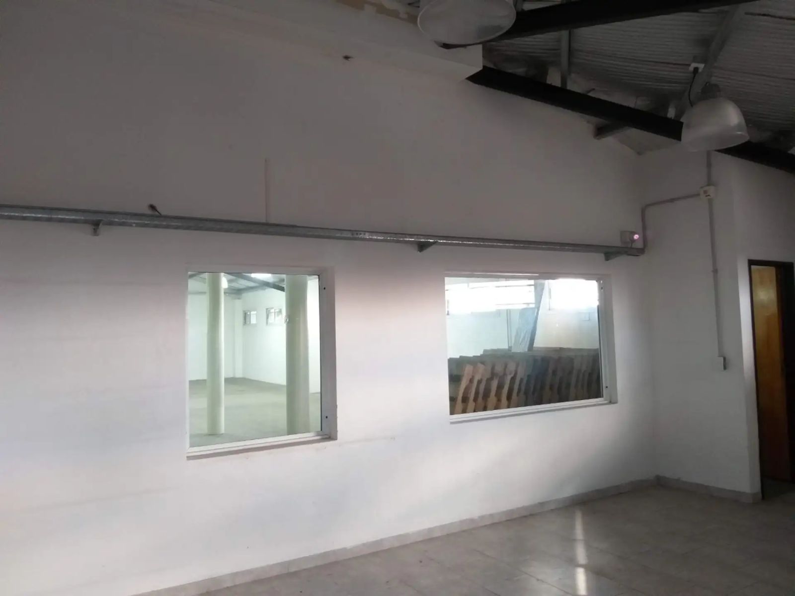 Impecable esquina c/Oficinas y Amplio Depósito - 23