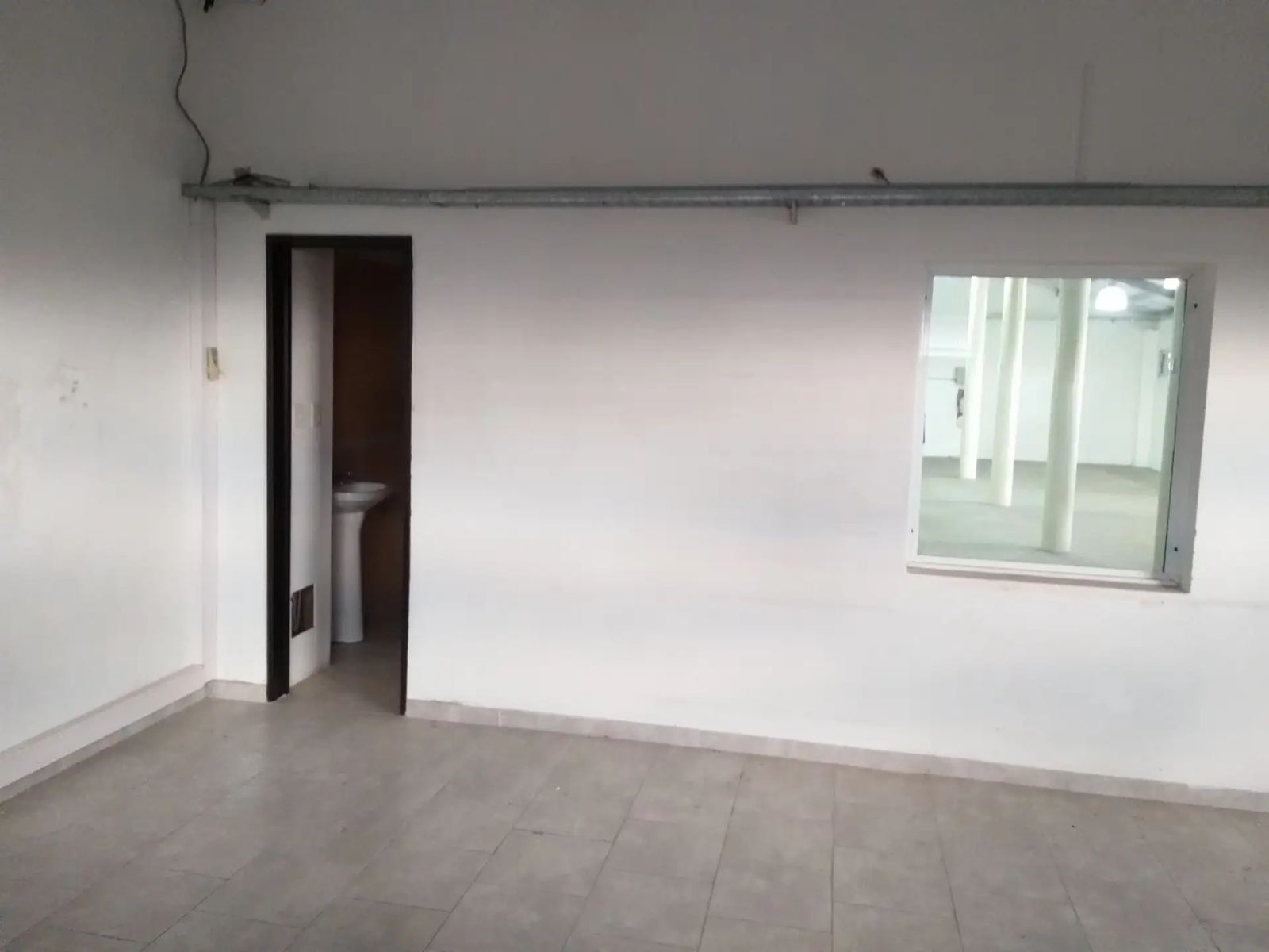 Impecable esquina c/Oficinas y Amplio Depósito - 24