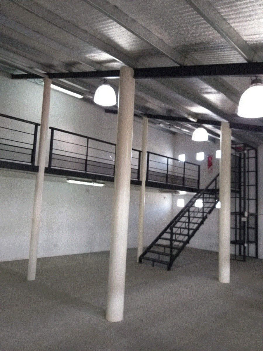 Impecable esquina c/Oficinas y Amplio Depósito - 26