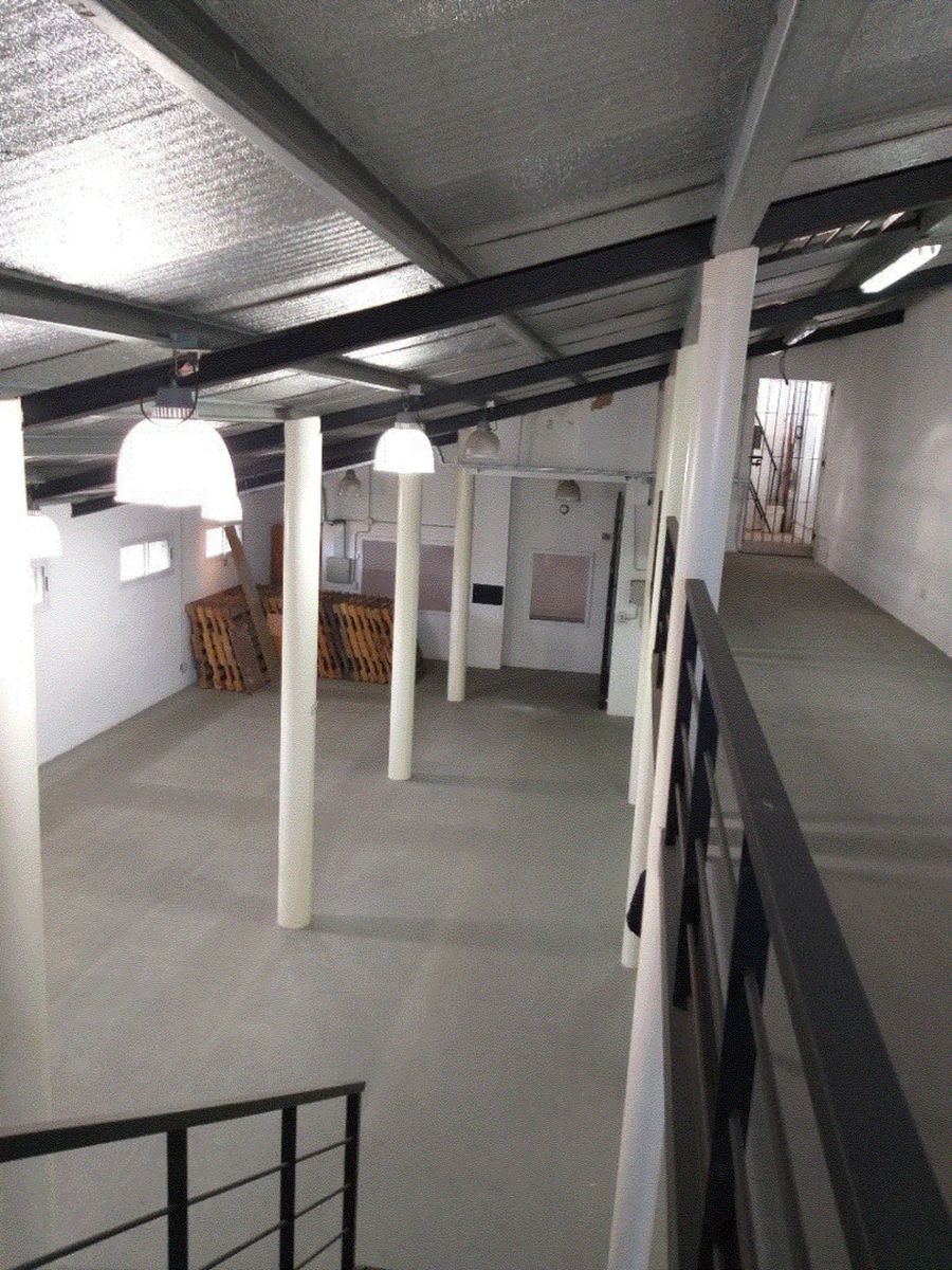 Impecable esquina c/Oficinas y Amplio Depósito - 27