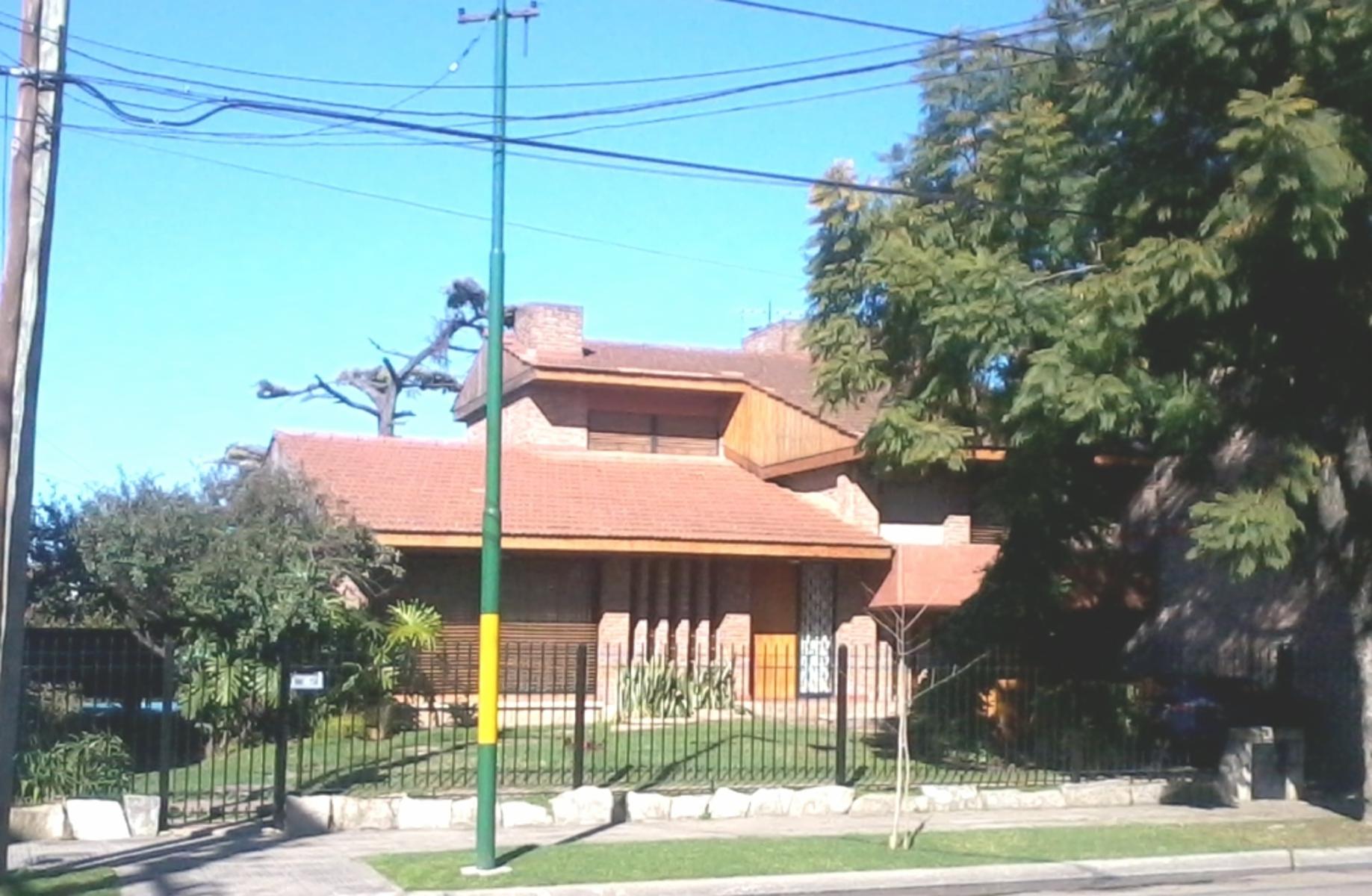 ITUZAINGO CENTRO 300 Ms Estacion Sobre 2 Lotes 5 Ambientes Quincho Pileta Zona residencial