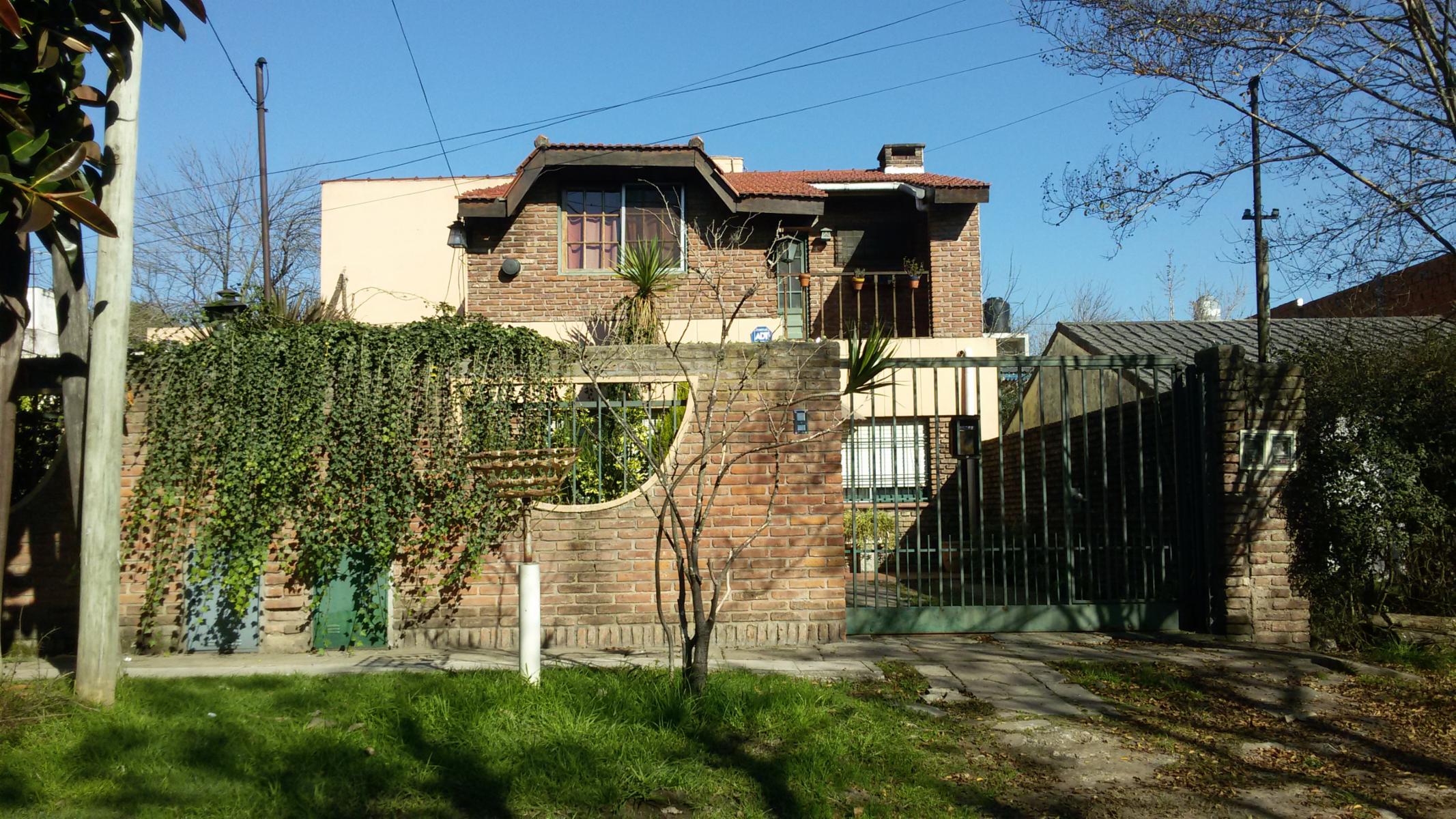 Ituzaingo Sur 2 Ptas. 6 Ambientes Fondo Quincho E-Coches 12 c/Estacion D185000..Gastos a Cargo Comprador..1551402300