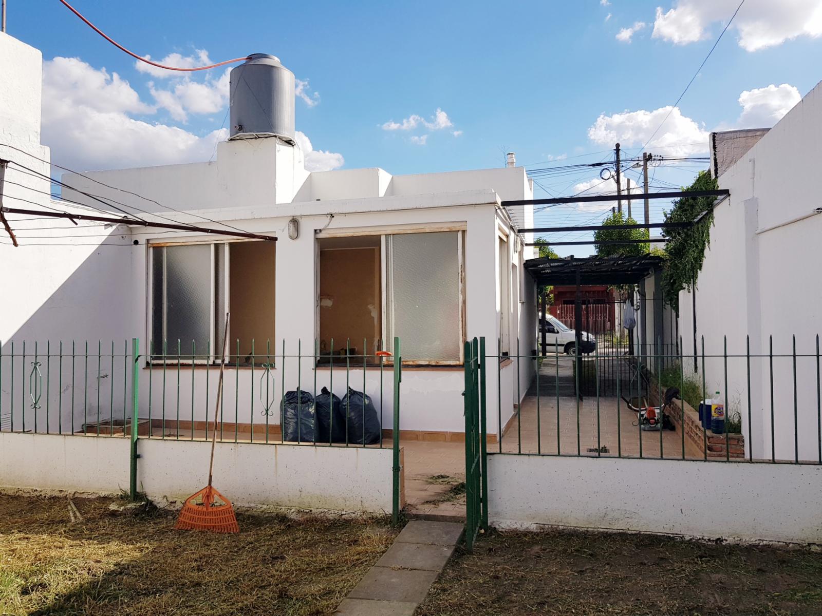 Ituzaingo Casa 3 Amb.Fdo.Cocheras U$S105000