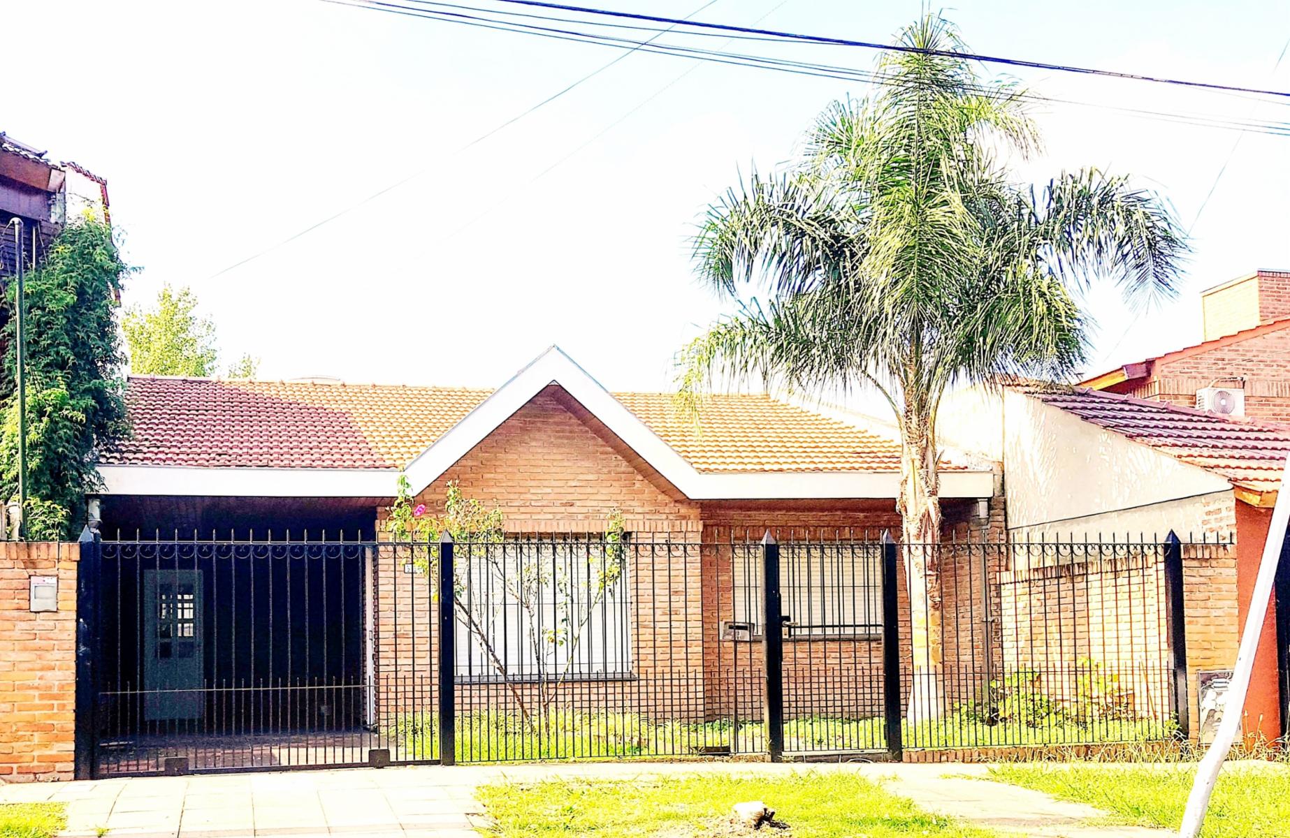 Castelar Nte. Chalet 4 Amb. Fondo Cochera Jdin D.200000