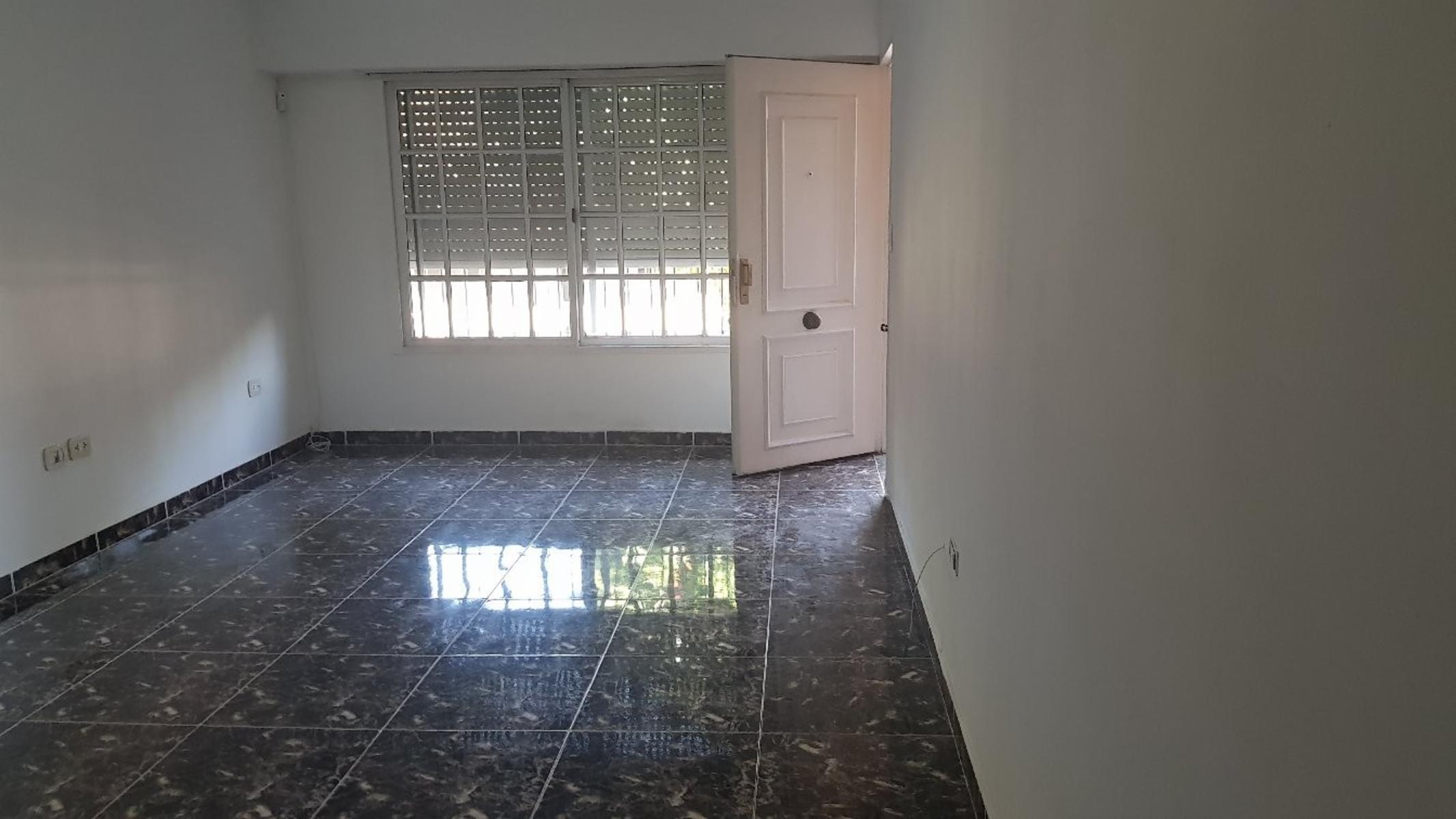 Castelar Nte Chalet 4 Ambientes Inst Cochera Fondo Jdin ..Chiche.. — foto 2