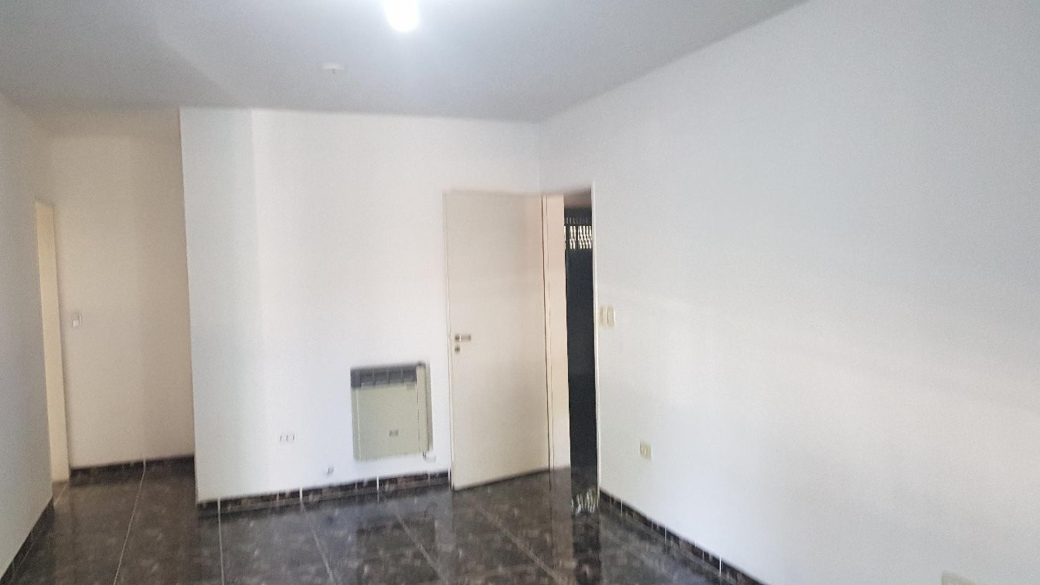 Castelar Nte Chalet 4 Ambientes Inst Cochera Fondo Jdin ..Chiche.. — foto 3