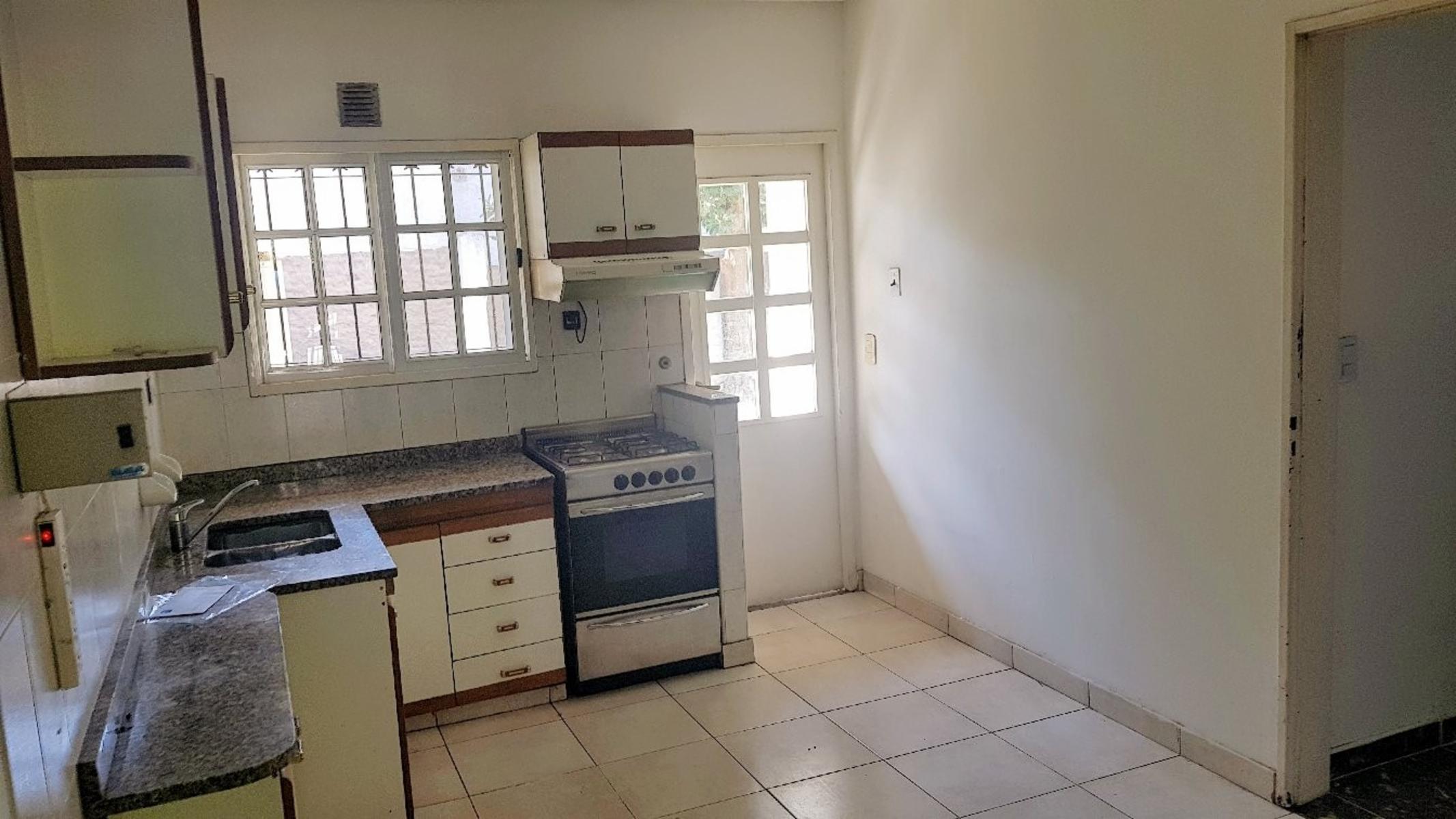 Castelar Nte Chalet 4 Ambientes Inst Cochera Fondo Jdin ..Chiche.. — foto 4