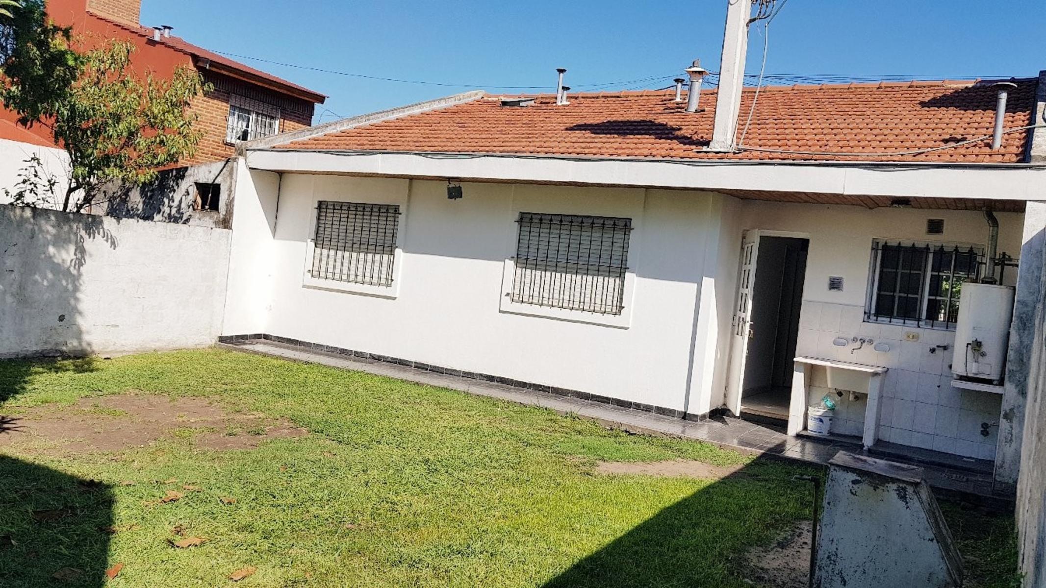 Castelar Nte Chalet 4 Ambientes Inst Cochera Fondo Jdin ..Chiche.. — foto 6