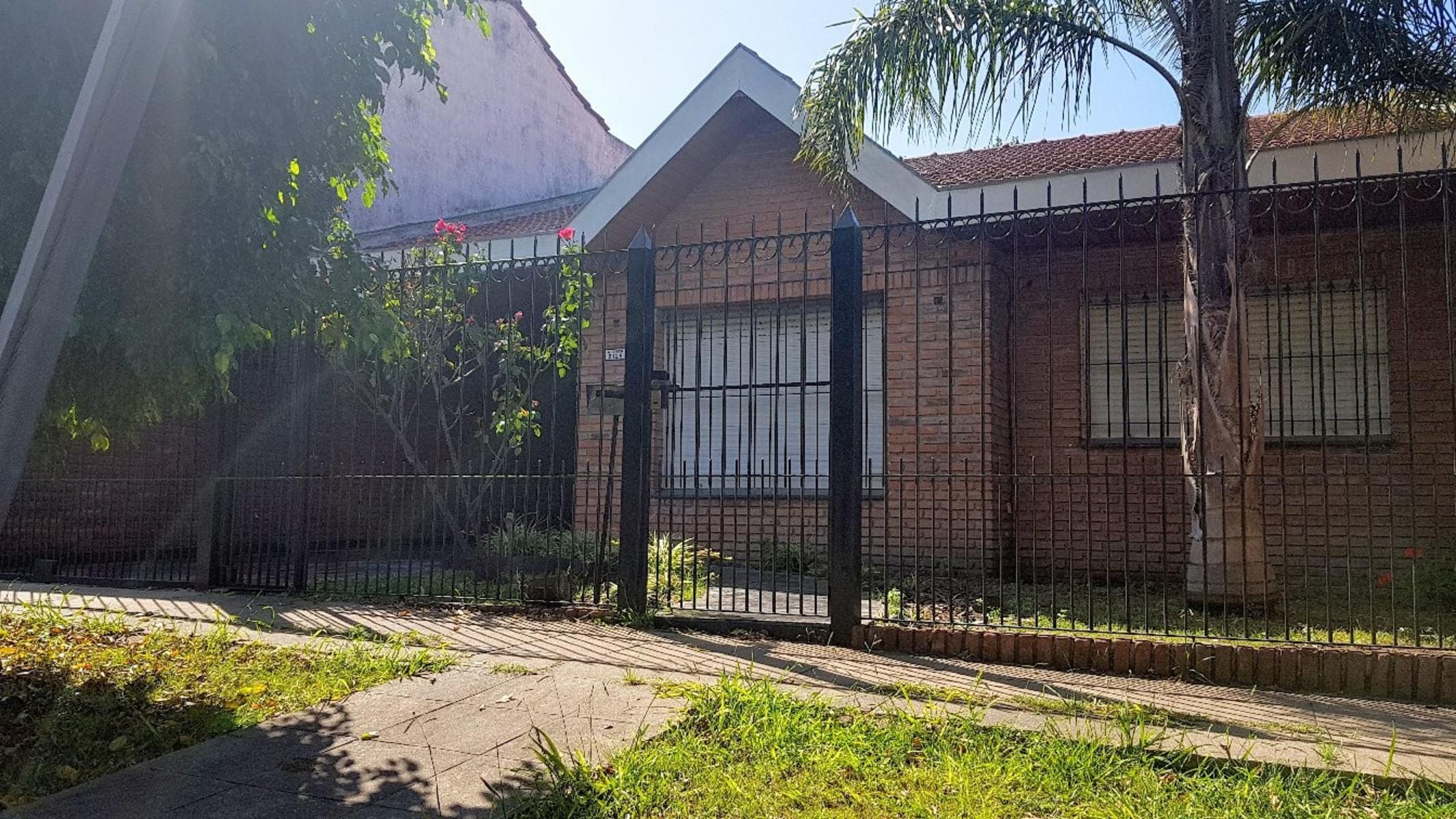 Castelar Nte Chalet 4 Ambientes Inst Cochera Fondo Jdin ..Chiche.. — foto 7