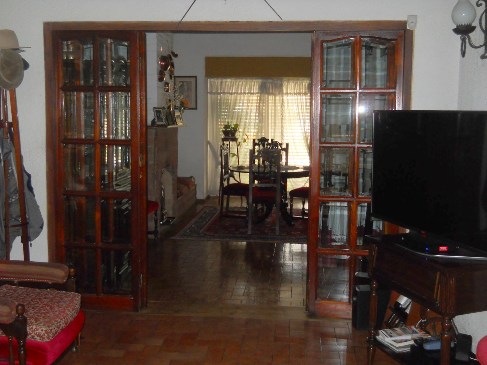 CASTELAR NTE CHALET MEDITERRANEO 6 AMB.INST,. PQUE PERGOLA PILETA DEP.SERV.- COCHERA 2 AUTOS. — foto 3