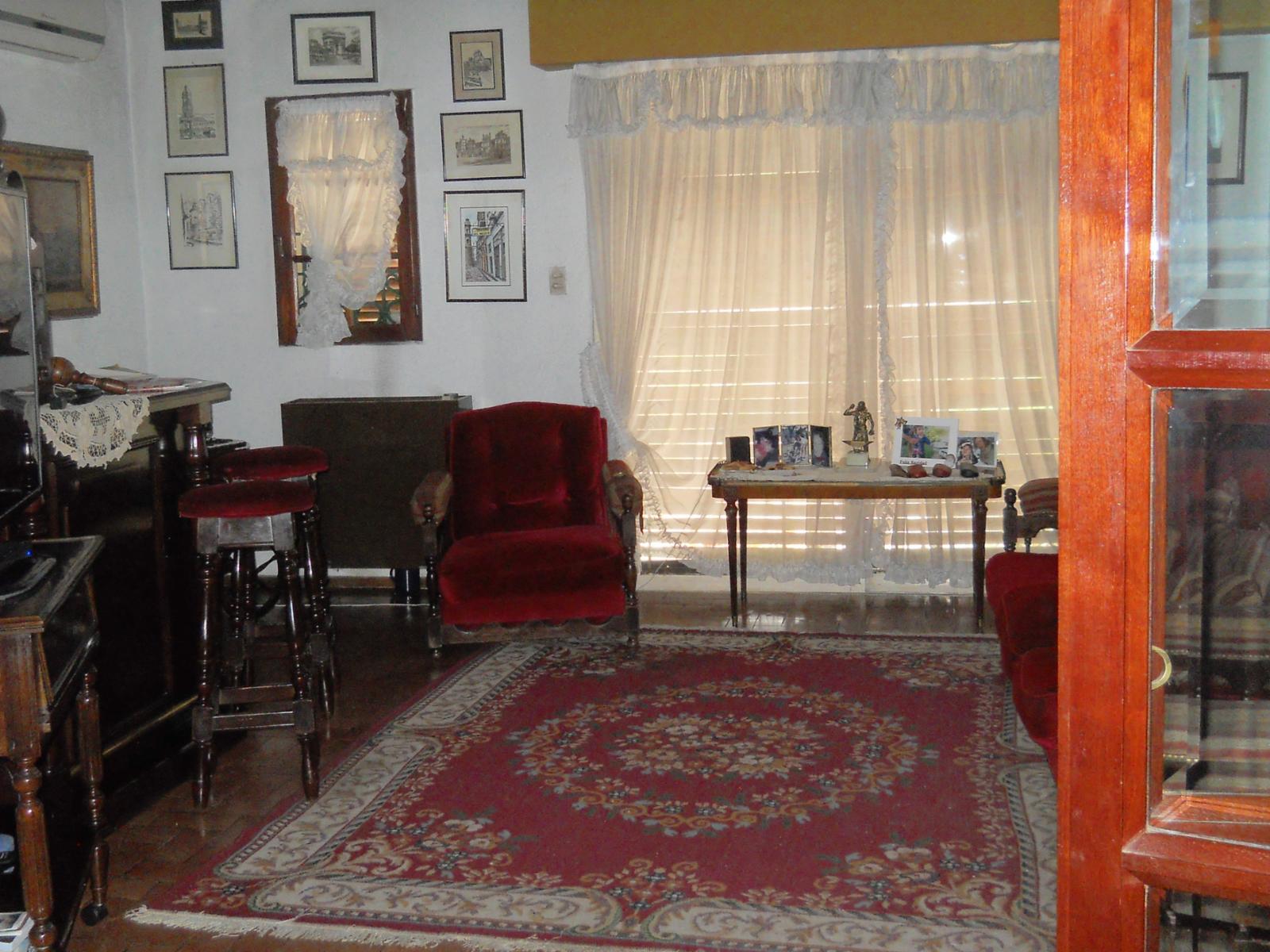 CASTELAR NTE CHALET MEDITERRANEO 6 AMB.INST,. PQUE PERGOLA PILETA DEP.SERV.- COCHERA 2 AUTOS. — foto 4