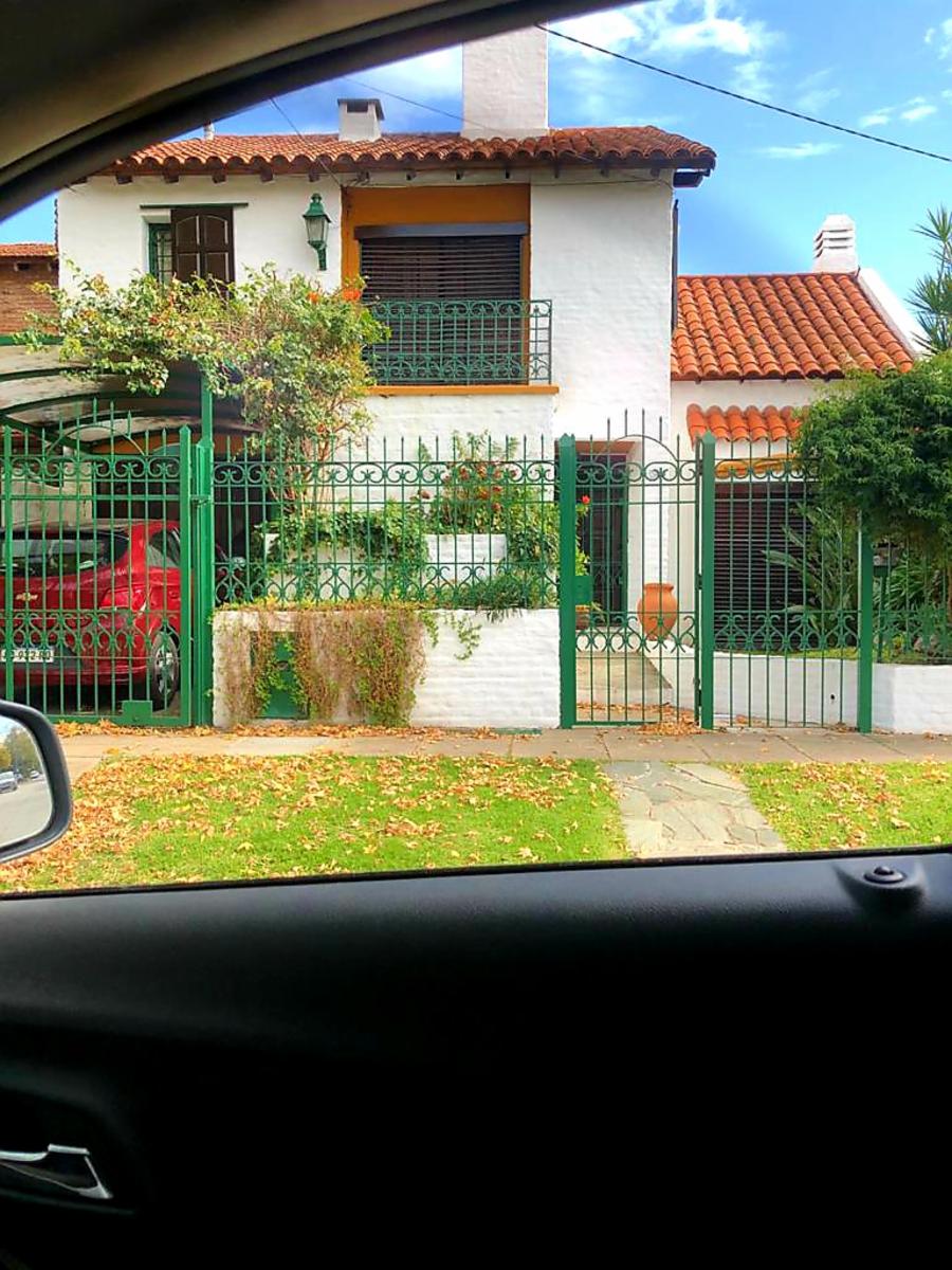 CASTELAR NTE CHALET MEDITERRANEO 6 AMB.INST,. PQUE PERGOLA PILETA DEP.SERV.- COCHERA 2 AUTOS. — foto 5