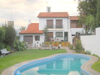 CASTELAR NTE CHALET MEDITERRANEO 6 AMB.INST,. PQUE PERGOLA PILETA DEP.SERV.- COCHERA 2 AUTOS.