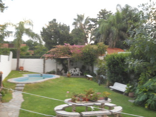 CASTELAR NTE CHALET MEDITERRANEO 6 AMB.INST,. PQUE PERGOLA PILETA DEP.SERV.- COCHERA 2 AUTOS. — foto 2