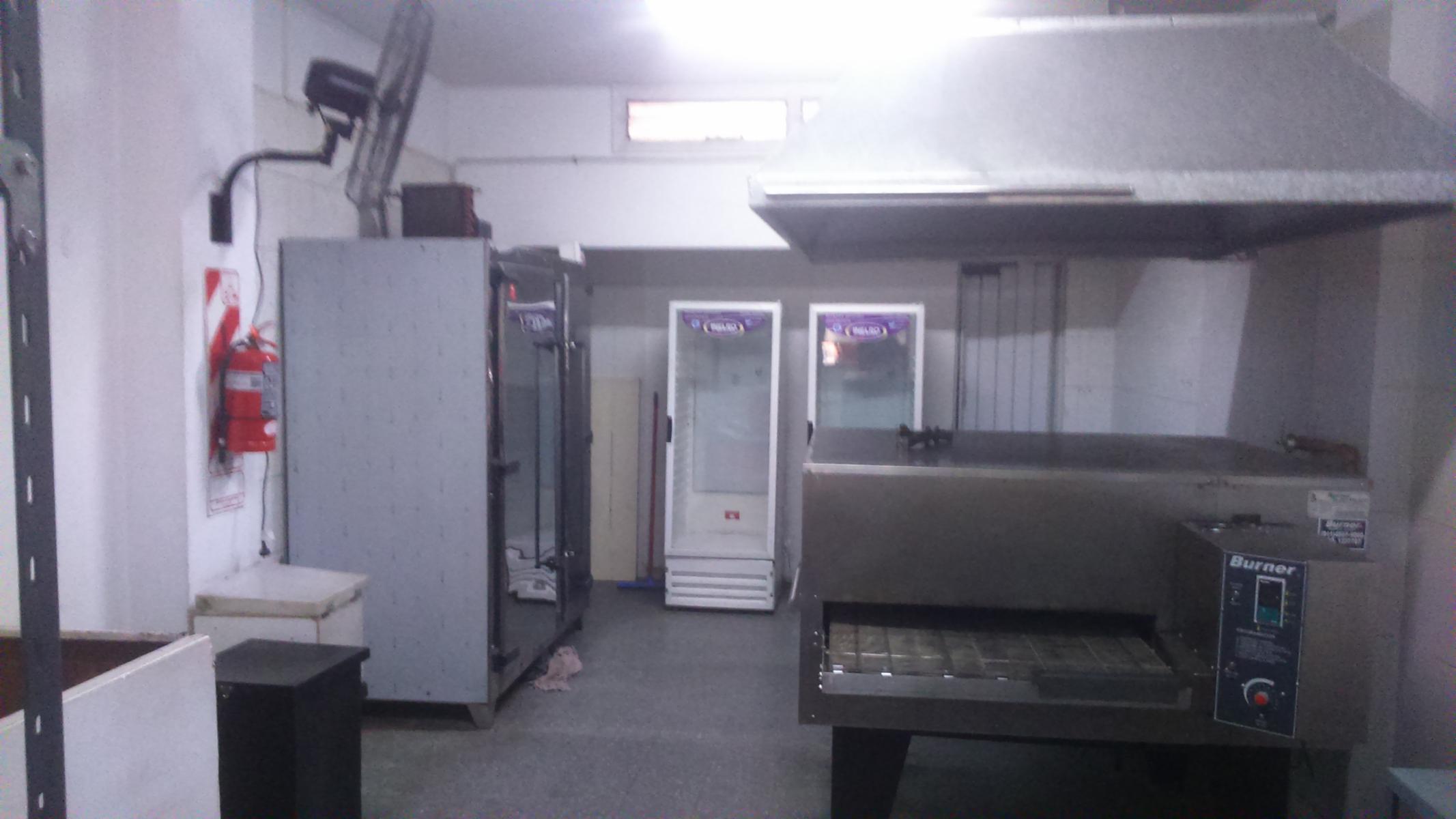 AMPLIO LOCAL A LA CALLE CON SOTANO SIN EXPENSAS EN ZONA COMERCIAL RESIDENCIAL - 2