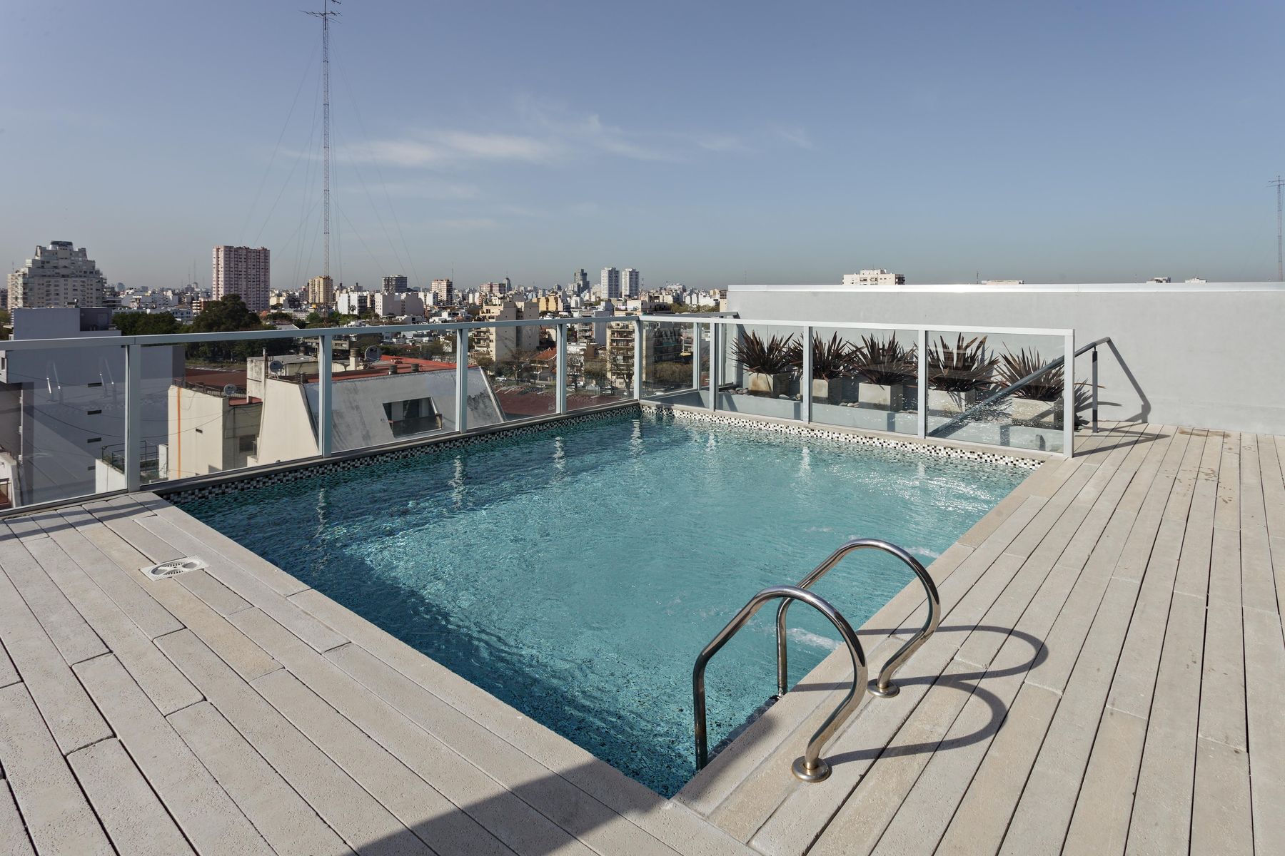 BELGRANO VENTA AMPLIO DEPARTAMENTO DOS AMBIENTES EDIFICIO CON PILETA Y SUM BAULERA OPCION COCHERA - 2