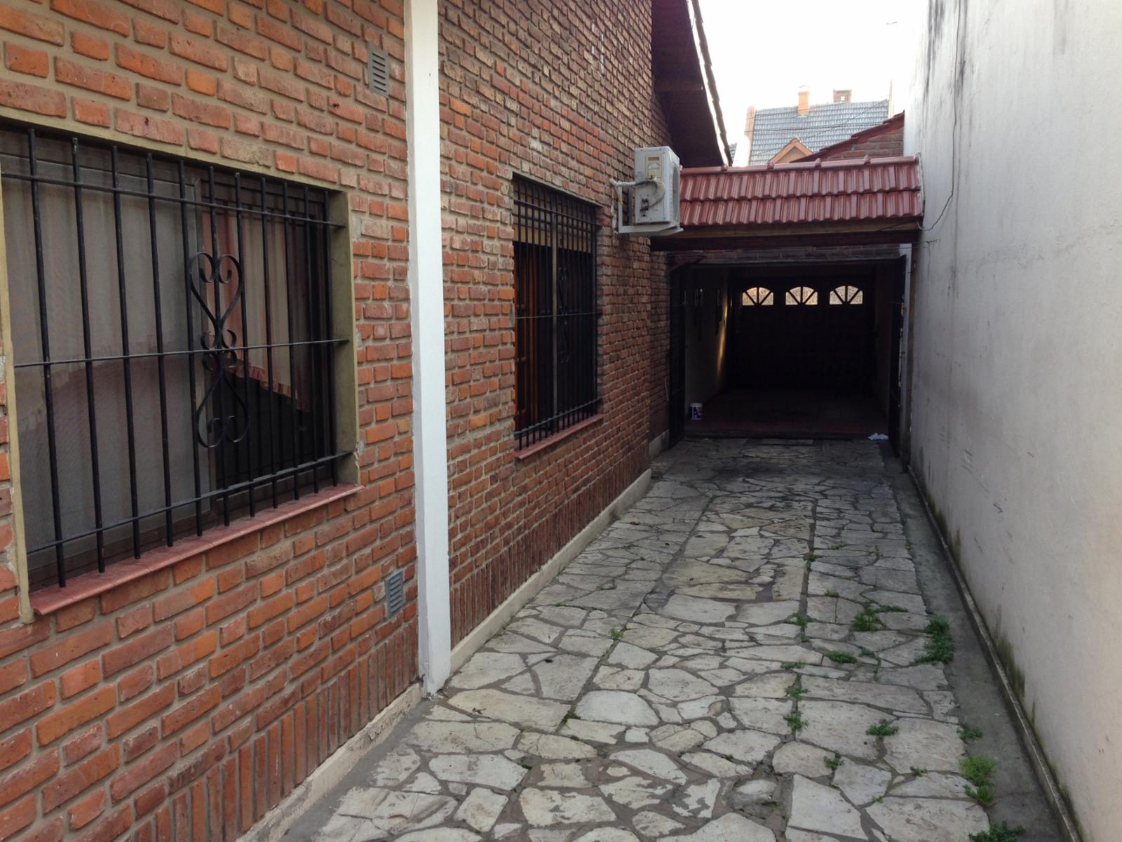 EXCELENTE Chalet 3 amb.con piscina y quincho s/lote 10 x 40 — foto 2