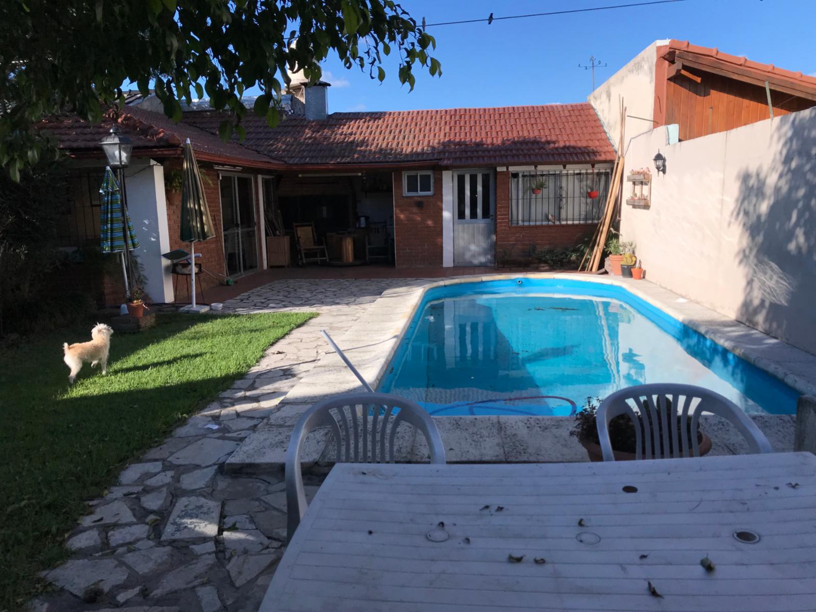 EXCELENTE Chalet 3 amb.con piscina y quincho s/lote 10 x 40 — foto 7
