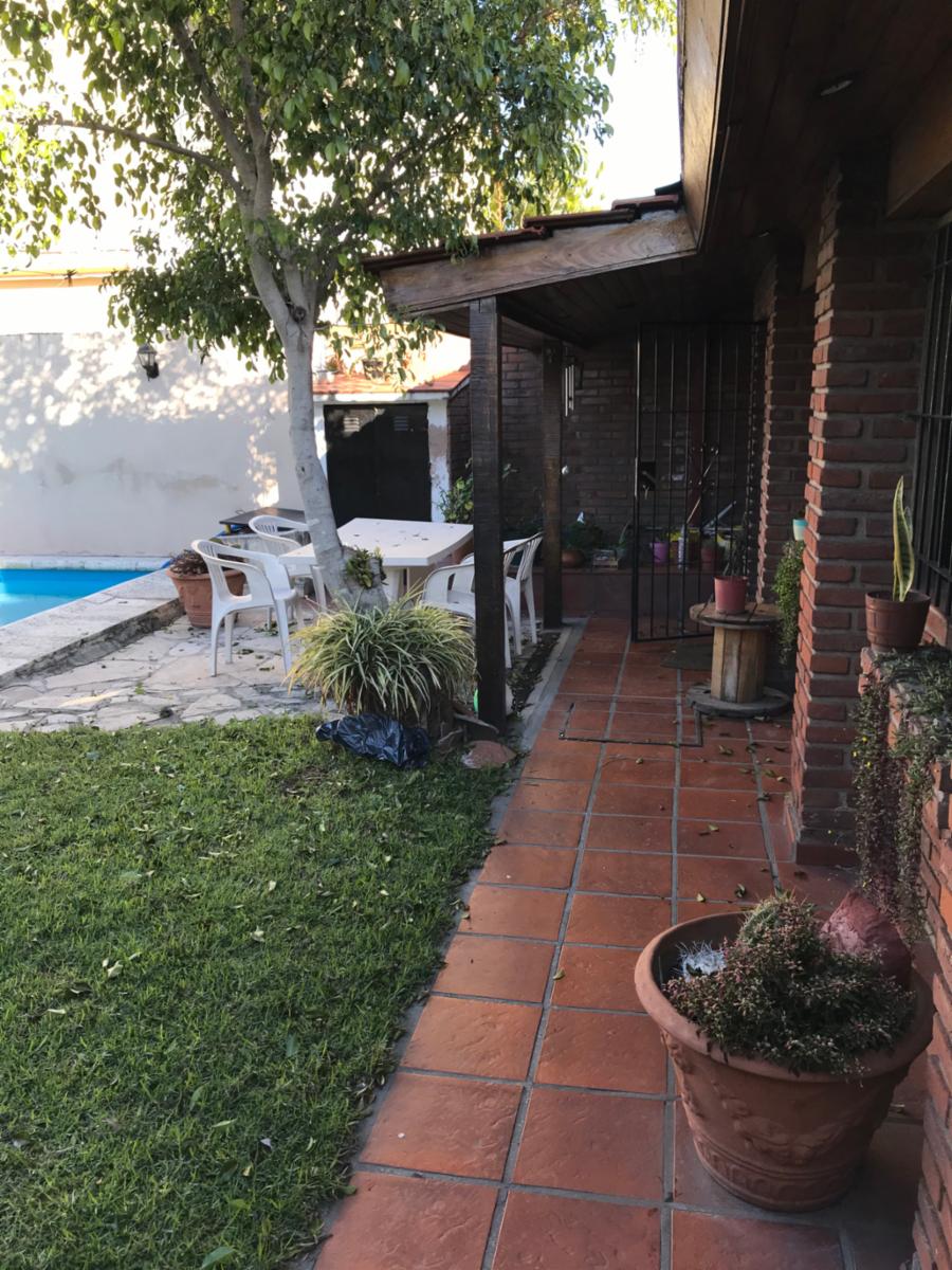 EXCELENTE Chalet 3 amb.con piscina y quincho s/lote 10 x 40 — foto 8