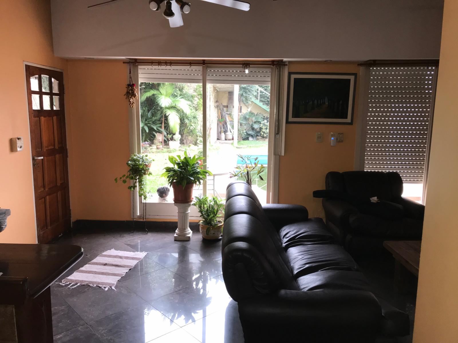 Excelente chalet en 2 plantas 4 ambientes con gran fondo libre, piscina de hormigon y depto al fondo ACEPTO DEPTO o PH MENOR VALOR ACEPTO VALORES — foto 4