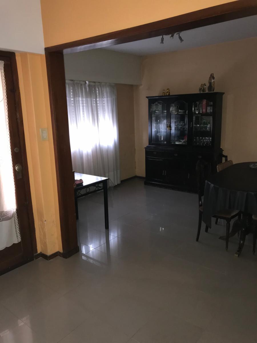Excelente chalet en 2 plantas 4 ambientes con gran fondo libre, piscina de hormigon y depto al fondo ACEPTO DEPTO o PH MENOR VALOR ACEPTO VALORES — foto 9