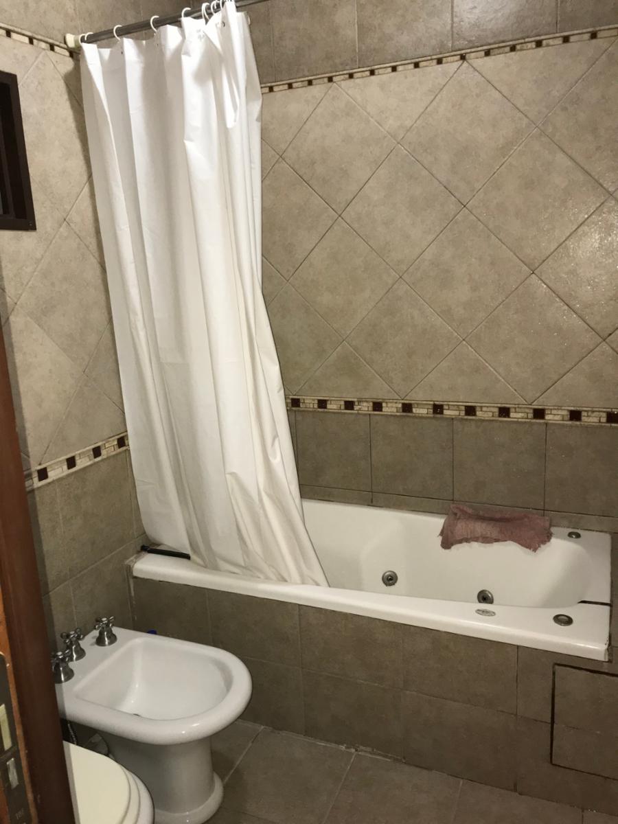 Excelente chalet en 2 plantas 4 ambientes con gran fondo libre, piscina de hormigon y depto al fondo ACEPTO DEPTO o PH MENOR VALOR ACEPTO VALORES — foto 14