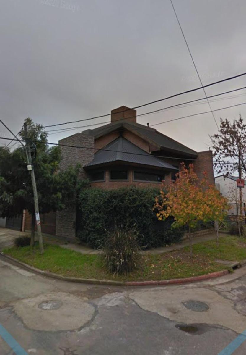 Excelente chalet 5 ambientes en 3 plantas con gran parque y pileta fte. a Plaza Belgrano ACEPTO DEPTO. PARTE DE PAGO