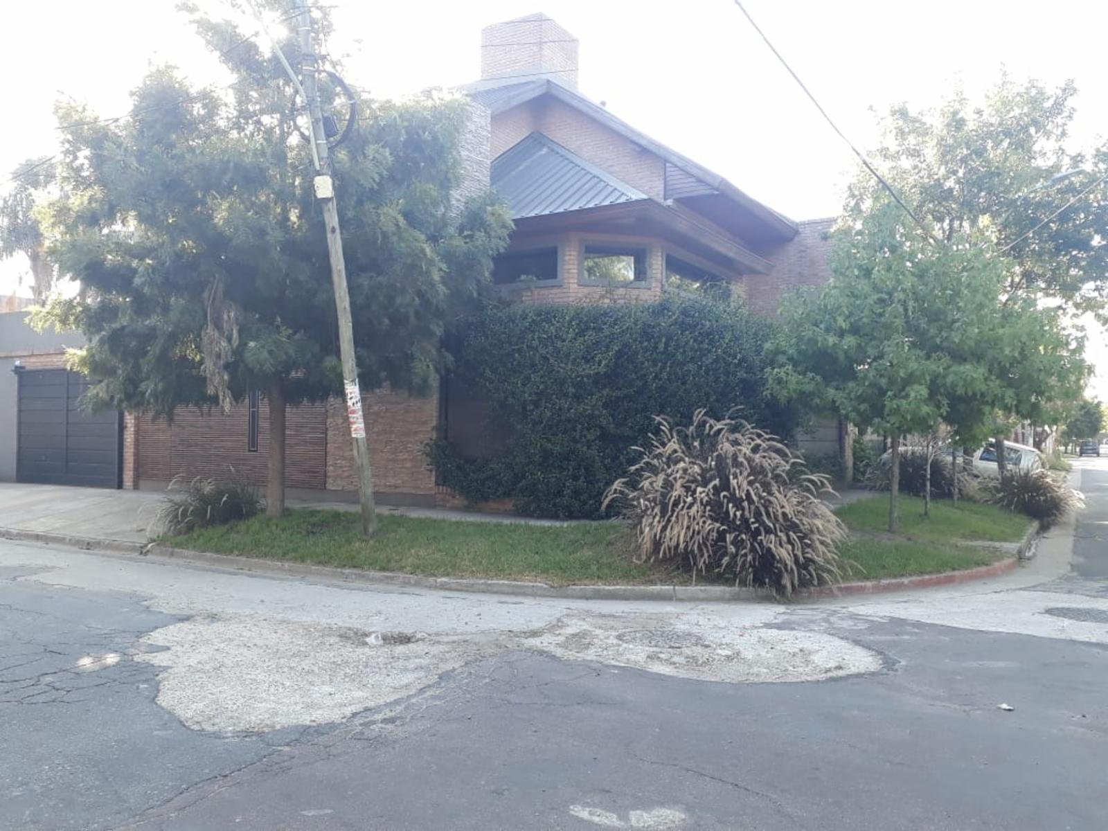 Excelente chalet 5 ambientes en 3 plantas con gran parque y pileta fte. a Plaza Belgrano ACEPTO DEPTO. PARTE DE PAGO — foto 2