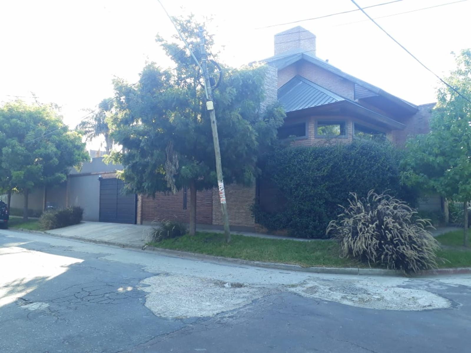 Excelente chalet 5 ambientes en 3 plantas con gran parque y pileta fte. a Plaza Belgrano ACEPTO DEPTO. PARTE DE PAGO — foto 4