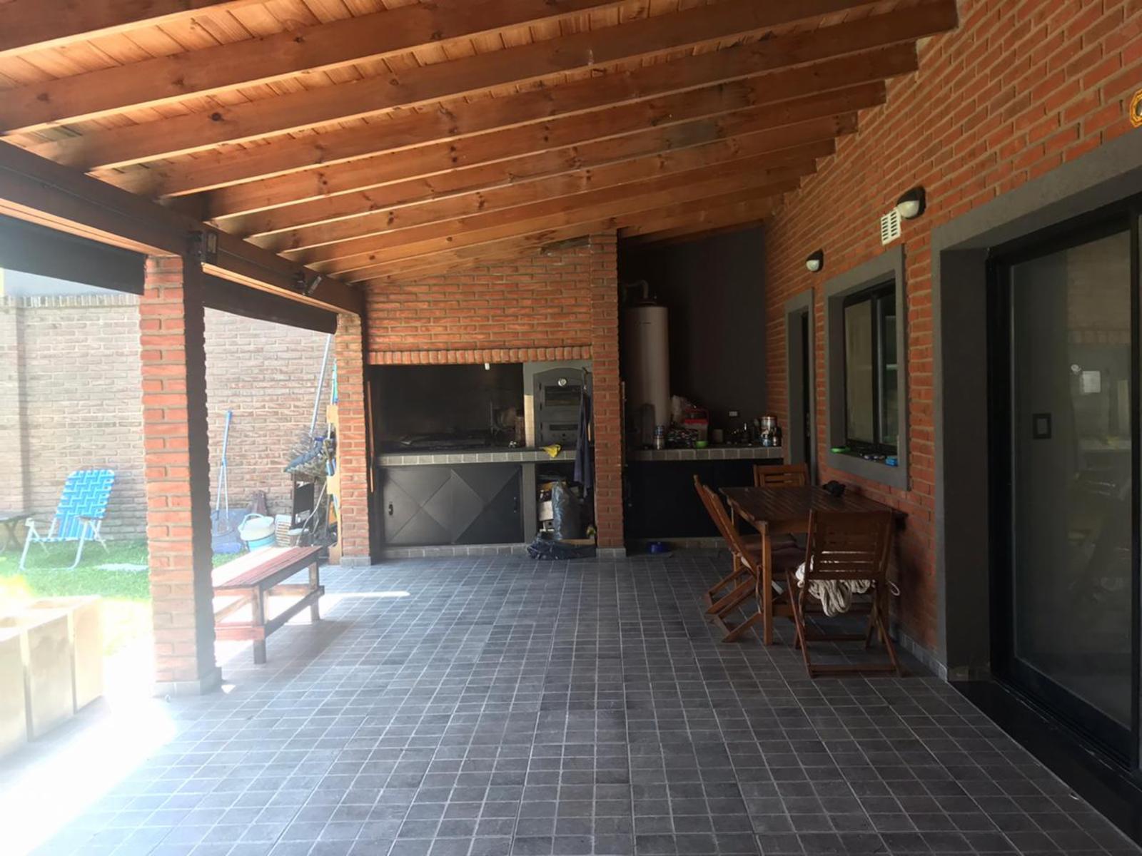 Excelente chalet 5 ambientes en 3 plantas con gran parque y pileta fte. a Plaza Belgrano ACEPTO DEPTO. PARTE DE PAGO — foto 8
