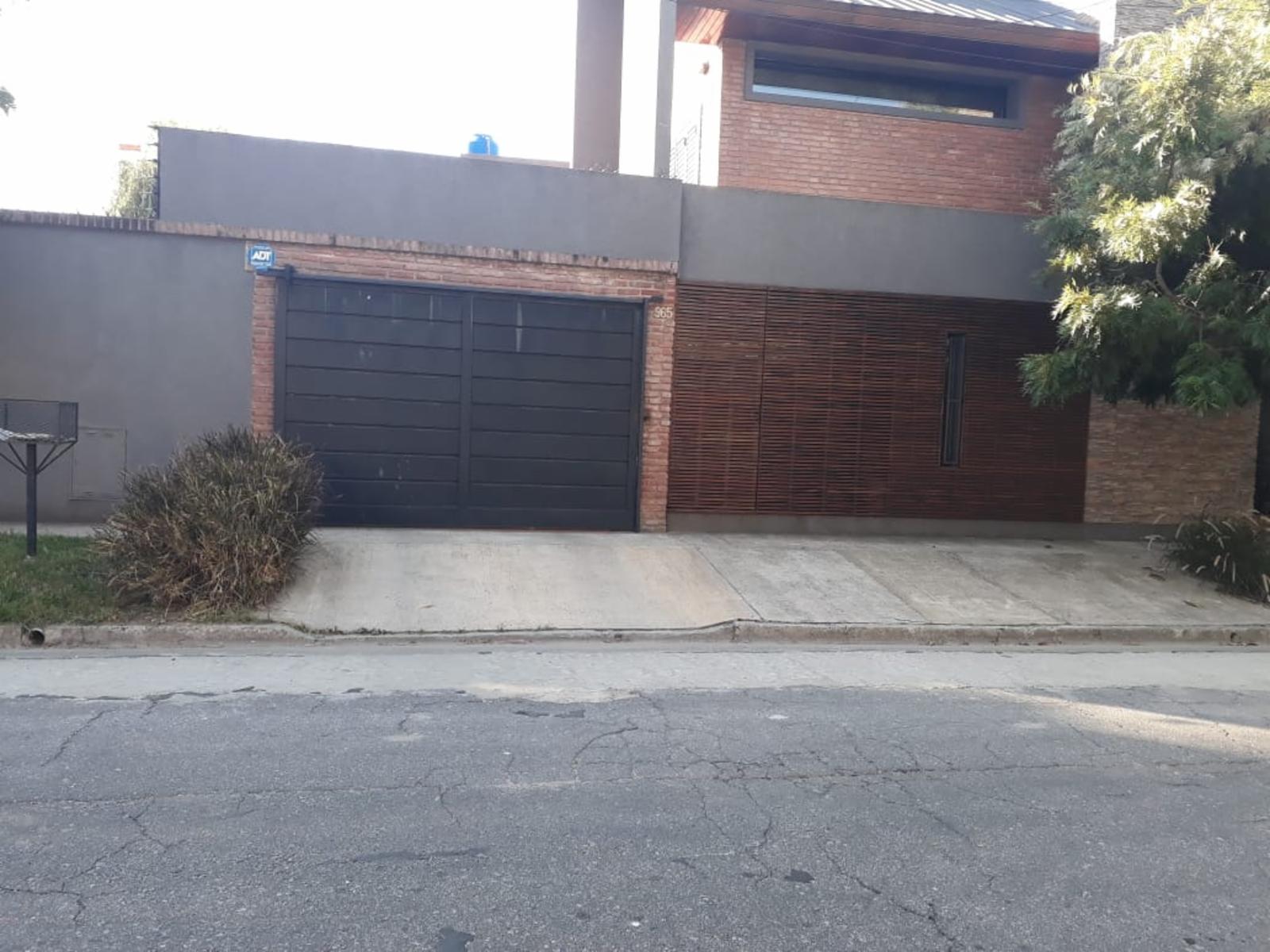 Excelente chalet 5 ambientes en 3 plantas con gran parque y pileta fte. a Plaza Belgrano ACEPTO DEPTO. PARTE DE PAGO — foto 9