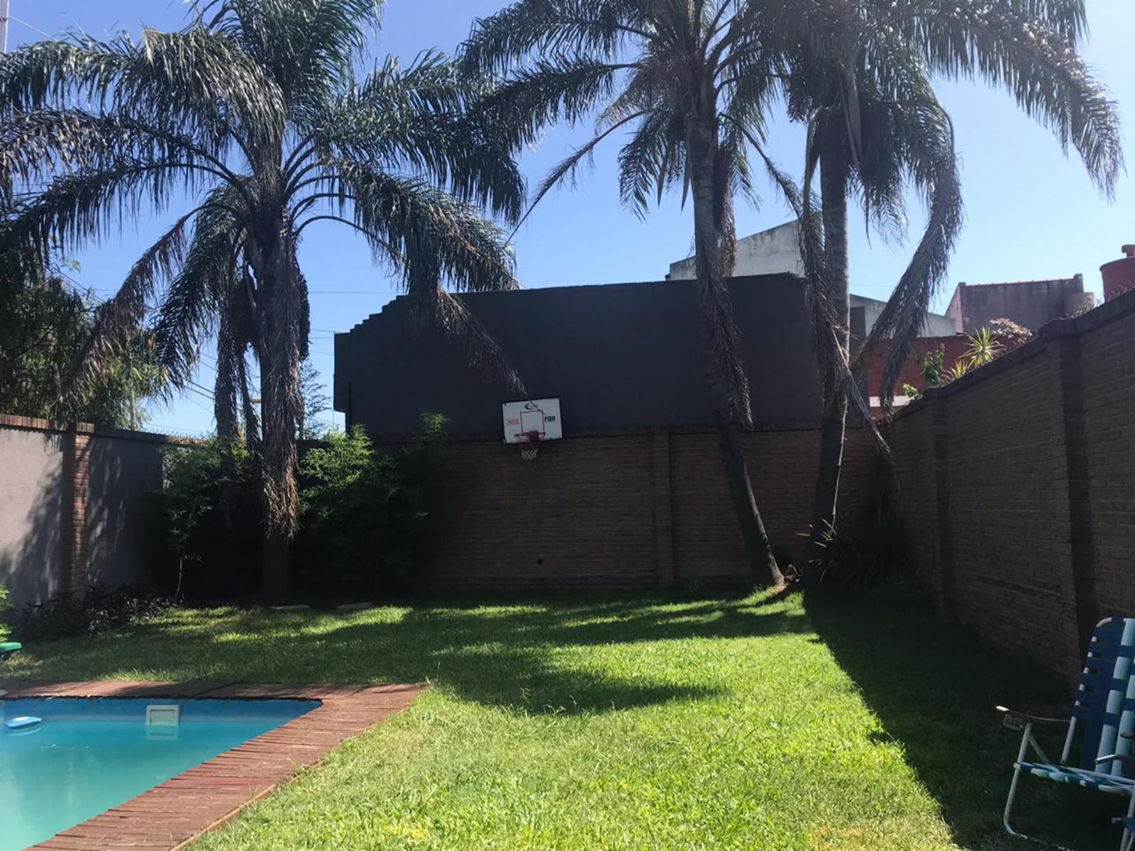 Excelente chalet 5 ambientes en 3 plantas con gran parque y pileta fte. a Plaza Belgrano ACEPTO DEPTO. PARTE DE PAGO — foto 11