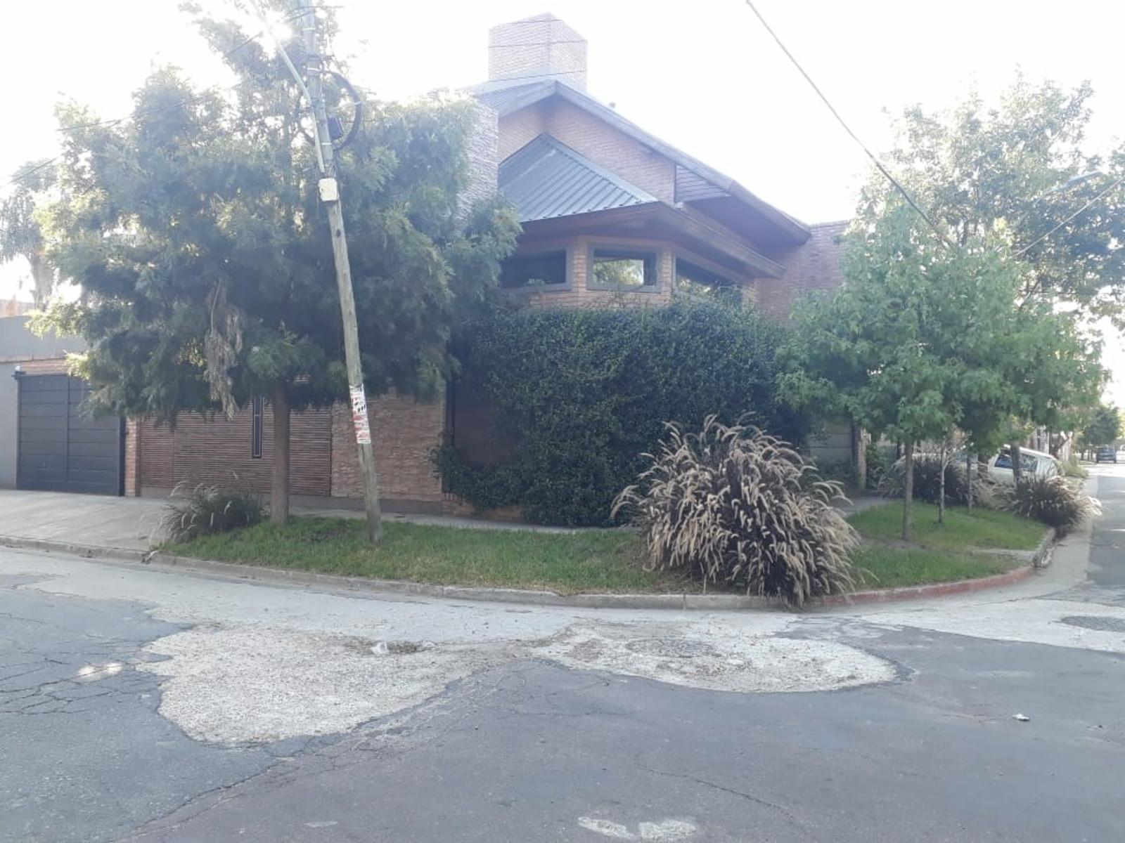 Excelente Chalet 5 Ambientes Con Gran Parque Y Pileta Fte. A Plaza — foto 4