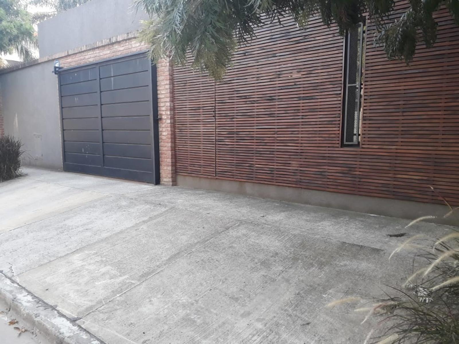 Excelente Chalet 5 Ambientes Con Gran Parque Y Pileta Fte. A Plaza — foto 5