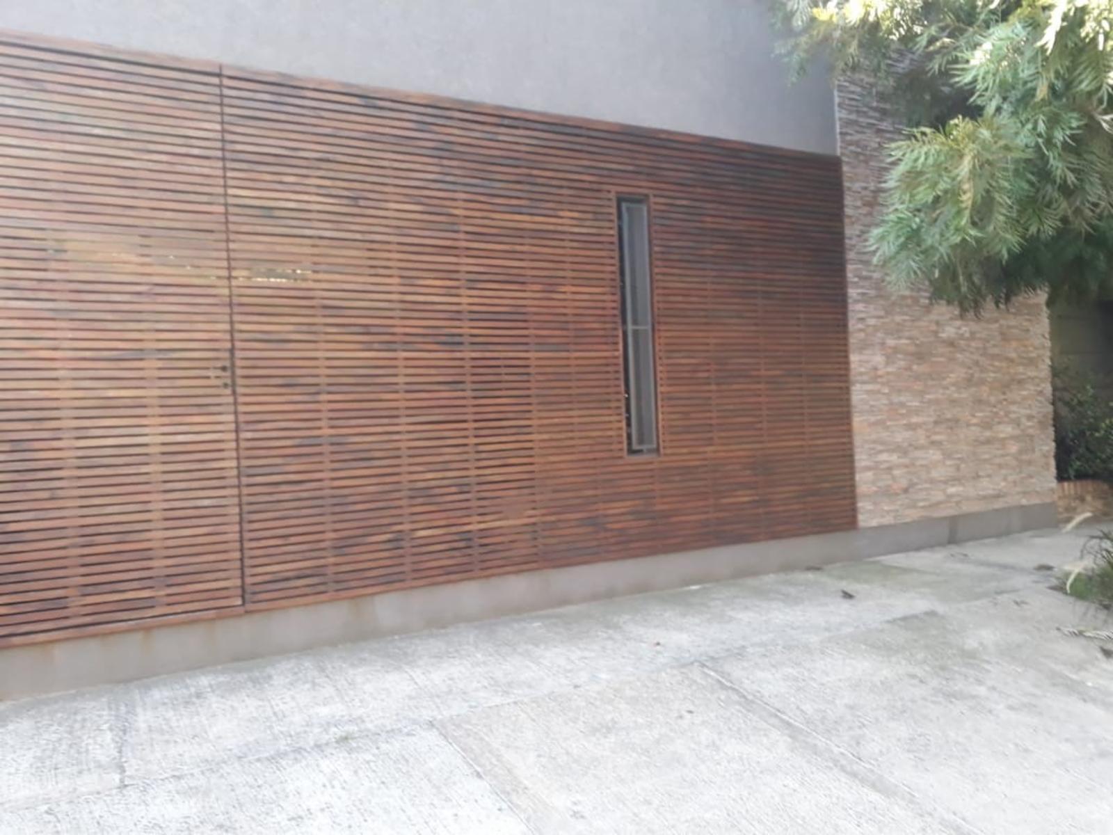 Excelente Chalet 5 Ambientes Con Gran Parque Y Pileta Fte. A Plaza — foto 6