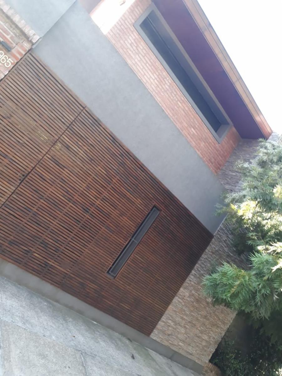 Excelente Chalet 5 Ambientes Con Gran Parque Y Pileta Fte. A Plaza — foto 7