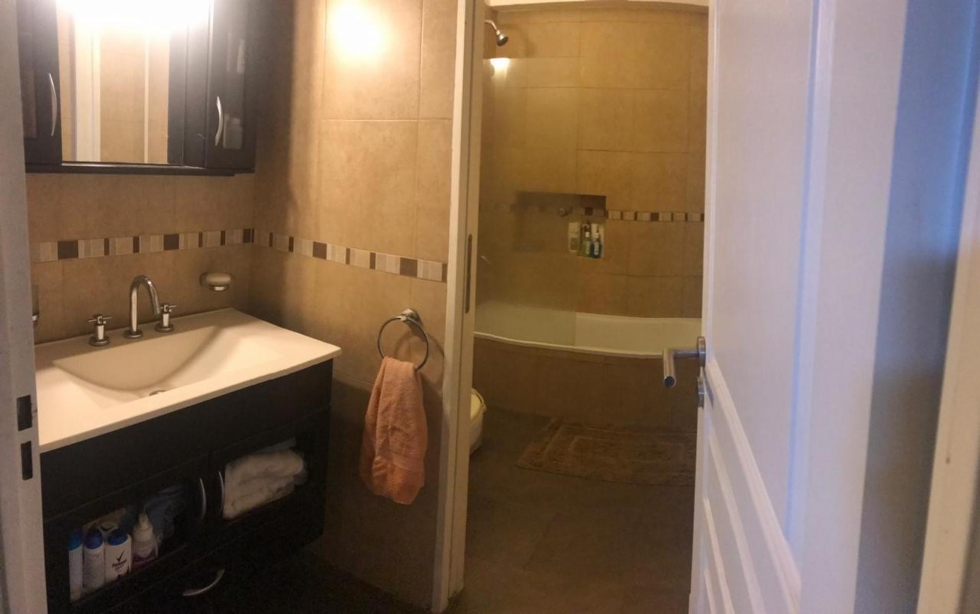 Excelente Chalet 5 Ambientes Con Gran Parque Y Pileta Fte. A Plaza — foto 9