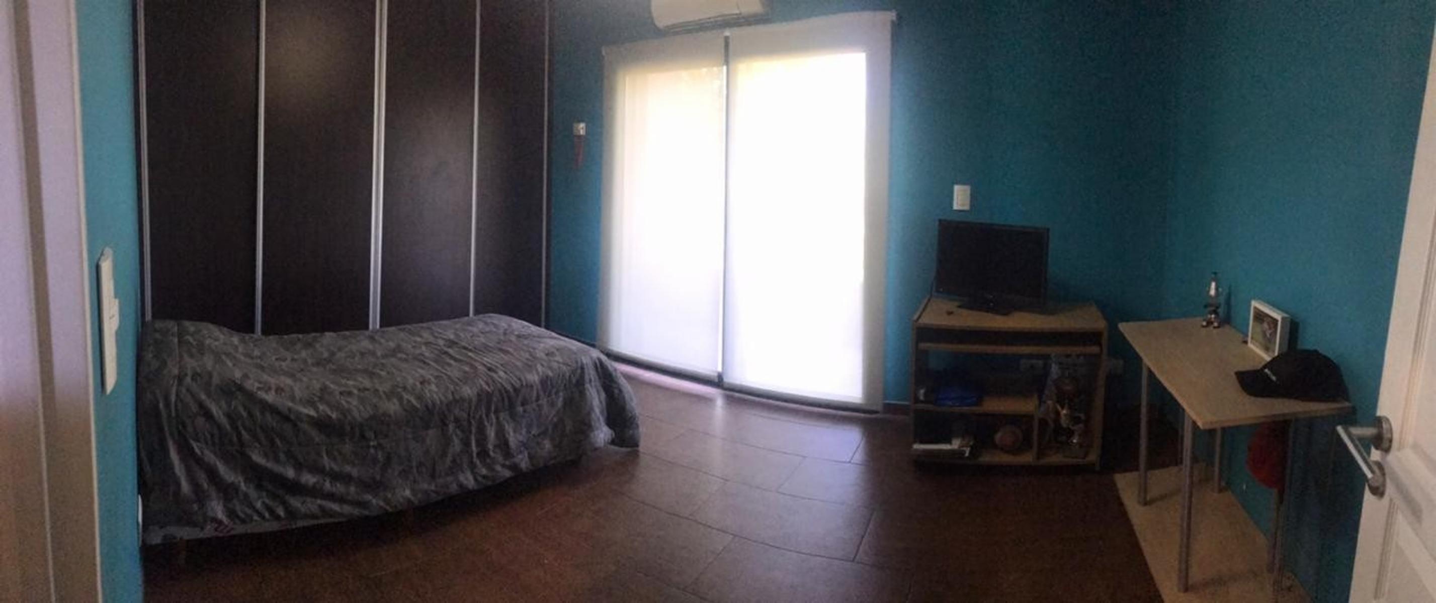 Excelente Chalet 5 Ambientes Con Gran Parque Y Pileta Fte. A Plaza — foto 10